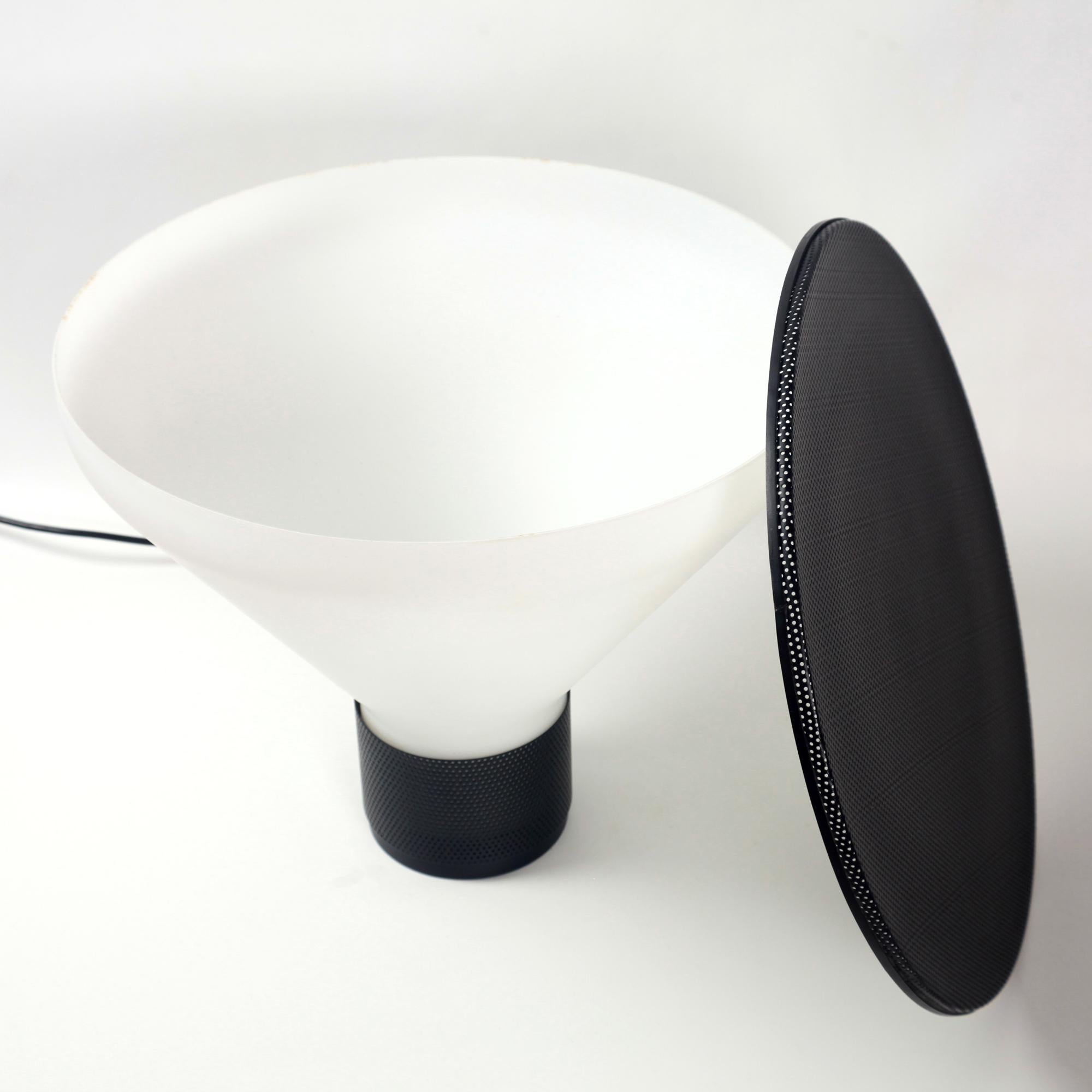 Métal Lampe de table Fontana Arte Model No 2657 Figura Design Gregotti Associati Italy 1980s en vente