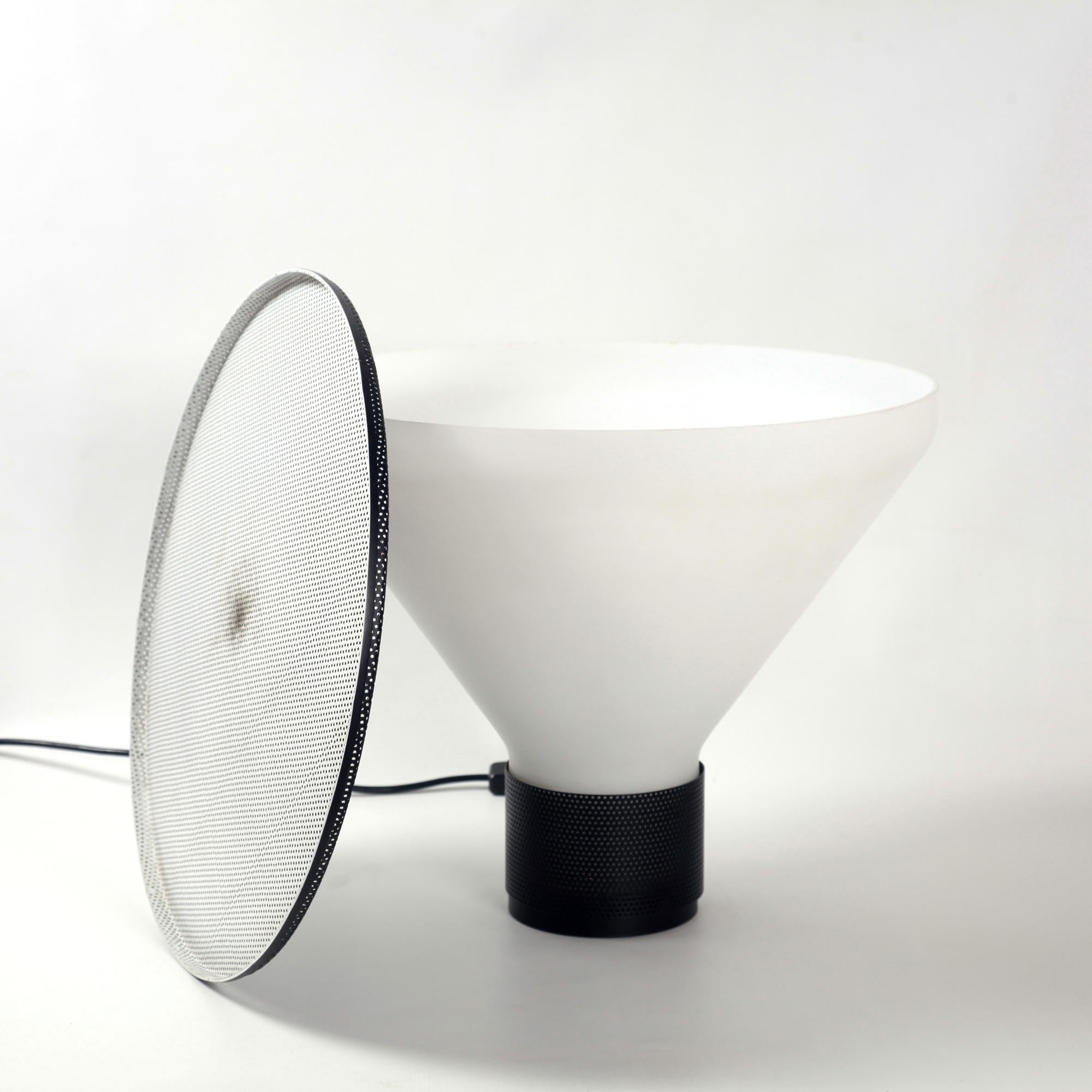 Lampe de table Fontana Arte Model No 2657 Figura Design Gregotti Associati Italy 1980s en vente 1