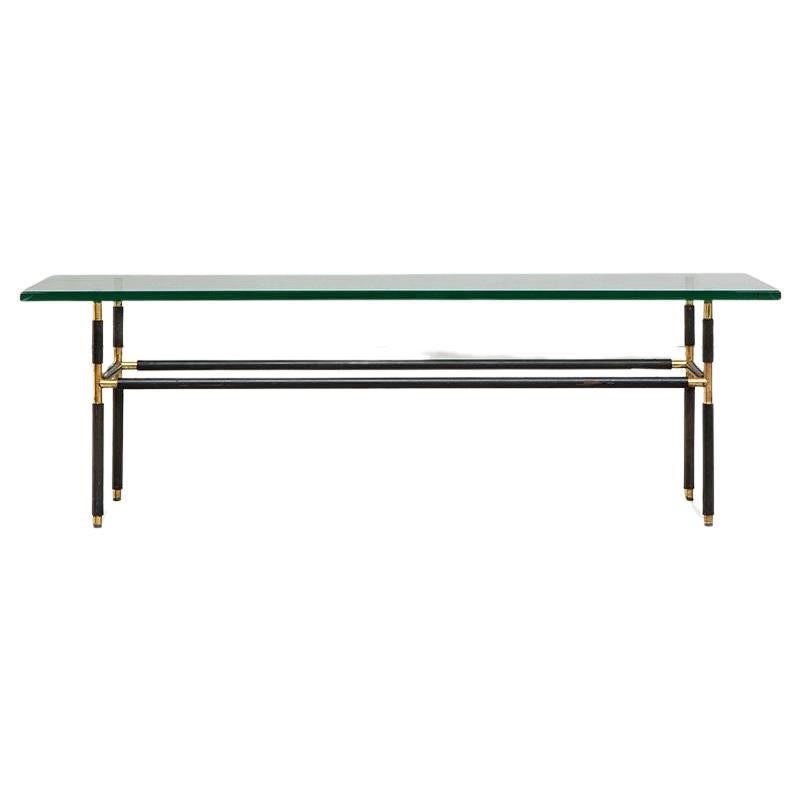 Dieser schöne Couchtisch wurde von Pietro Chiesa für Fontana Arte entworfen. Modell 1736 Italien, 1950er Jahre 
Dieser Tisch ist mit einem schönen grünen farbigen Glas mit Metall und Messing gemacht. Sie finden es im Fontana Arte Manufacturer's