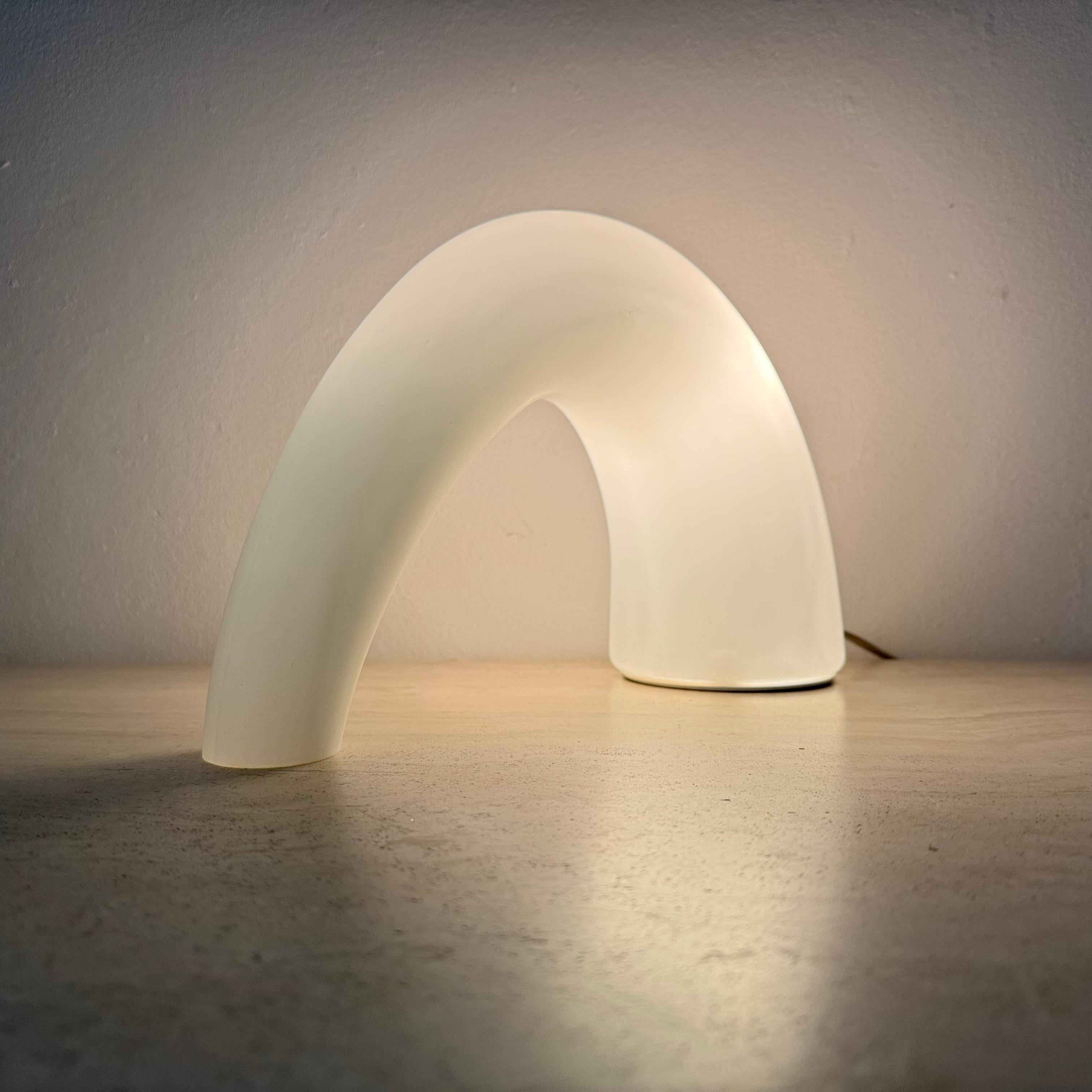 Fontana Arte Thor, lampada da tavolo in vetro, anni '80, Italia

Dimensioni: 20,5 cm di altezza, 33 cm di larghezza, 11,5 cm di profondità
Condizioni: Buono
Periodo: 1970s
Colore: bianco
Materiale: Vetro