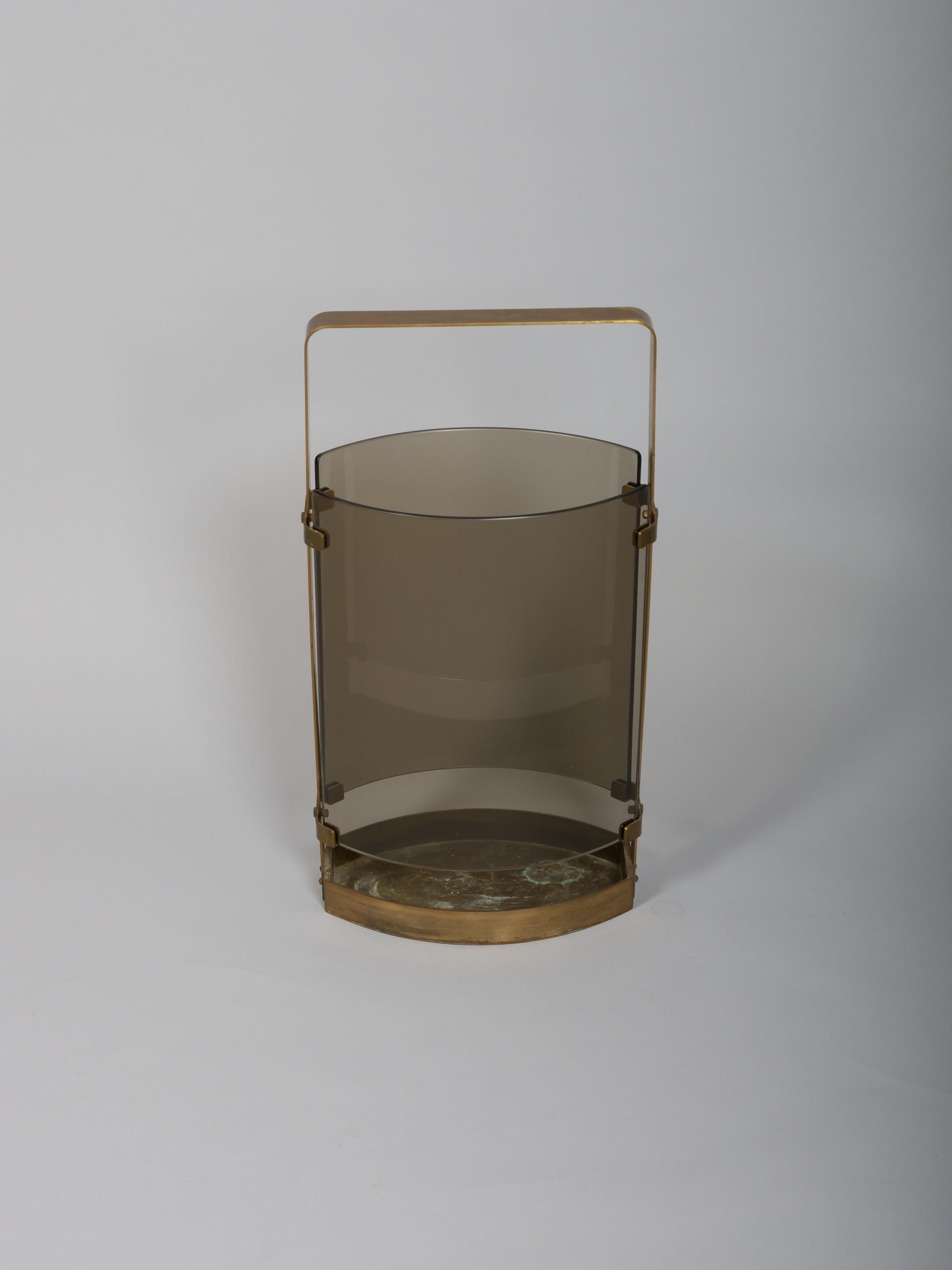 An elegant umbrella stand by Max Ingrand for Fontna Arte

Curved smokey glass with brass

In very good condition. Nice patina to the brass. Glass all good. 
