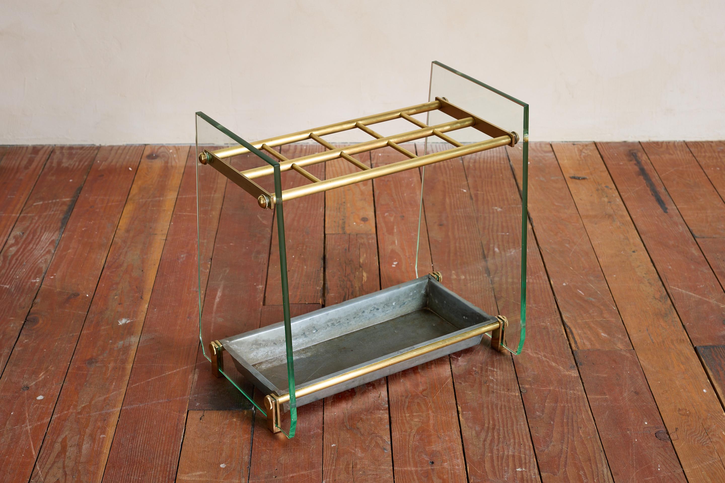 Porte-parapluies Fontana Arte - Italie, années 1950

Côtés en verre épais Signature avec  séparateurs et pieds en laiton massif

La base en aluminium retient l'eau 
.
Merveilleuse pièce. 
