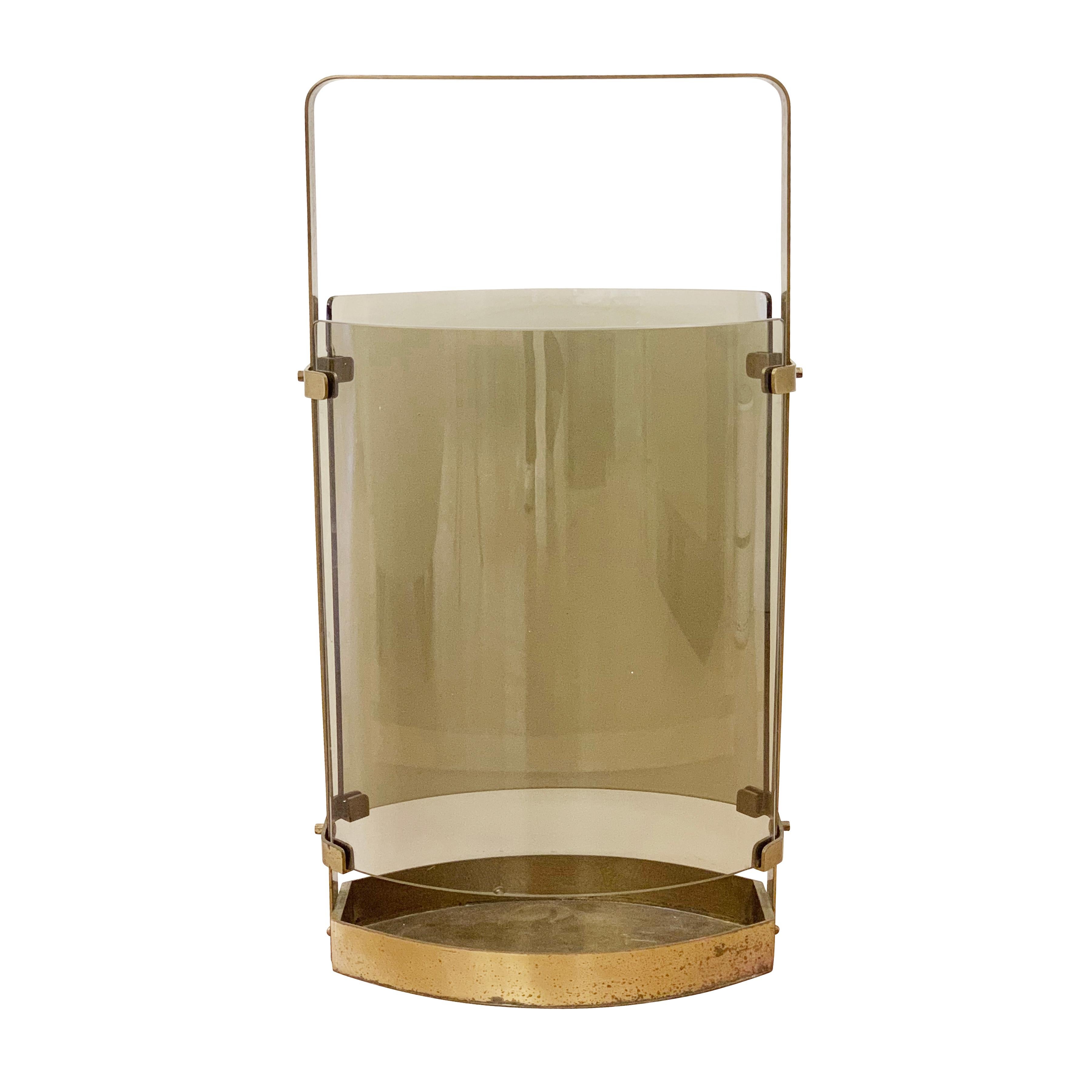 1960s umbrella stand by Fontana Arte with a brass frame and two curved smoked glasses. 

Condition: Vintage condition, some chips as shown and oxidation to the brass

Width: 14”

Depth: 9.5”

Height: 26”