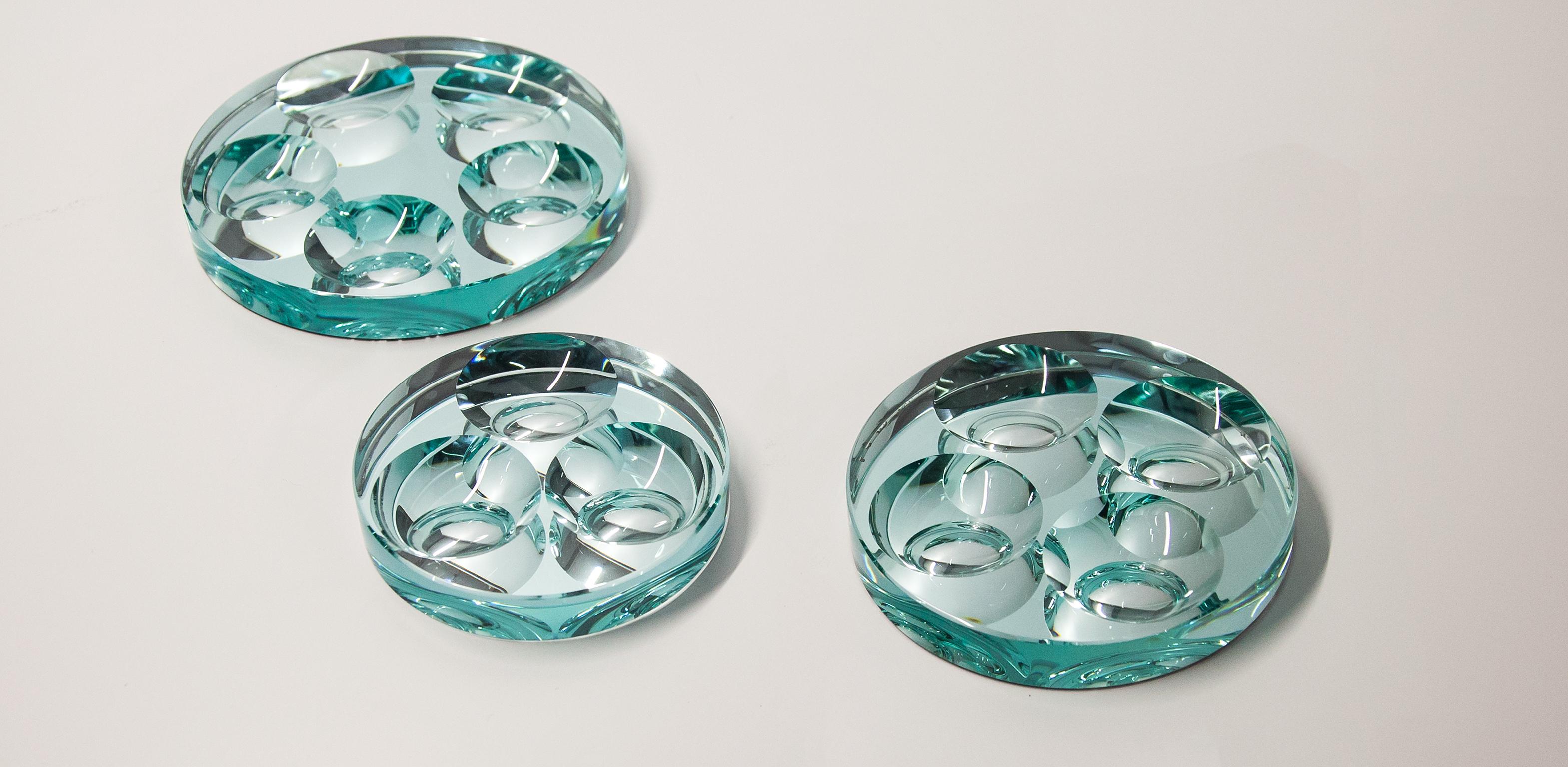 Seltene blaue Glasschale, vide poche, Bonbonschale in drei verschiedenen Größen, zugeschrieben Max Ingrand für Fontana Arte, um 1960. Hergestellt aus blau und grün glänzendem Murano-Kristallglas und verspiegelter Unterseite mit vier konkaven