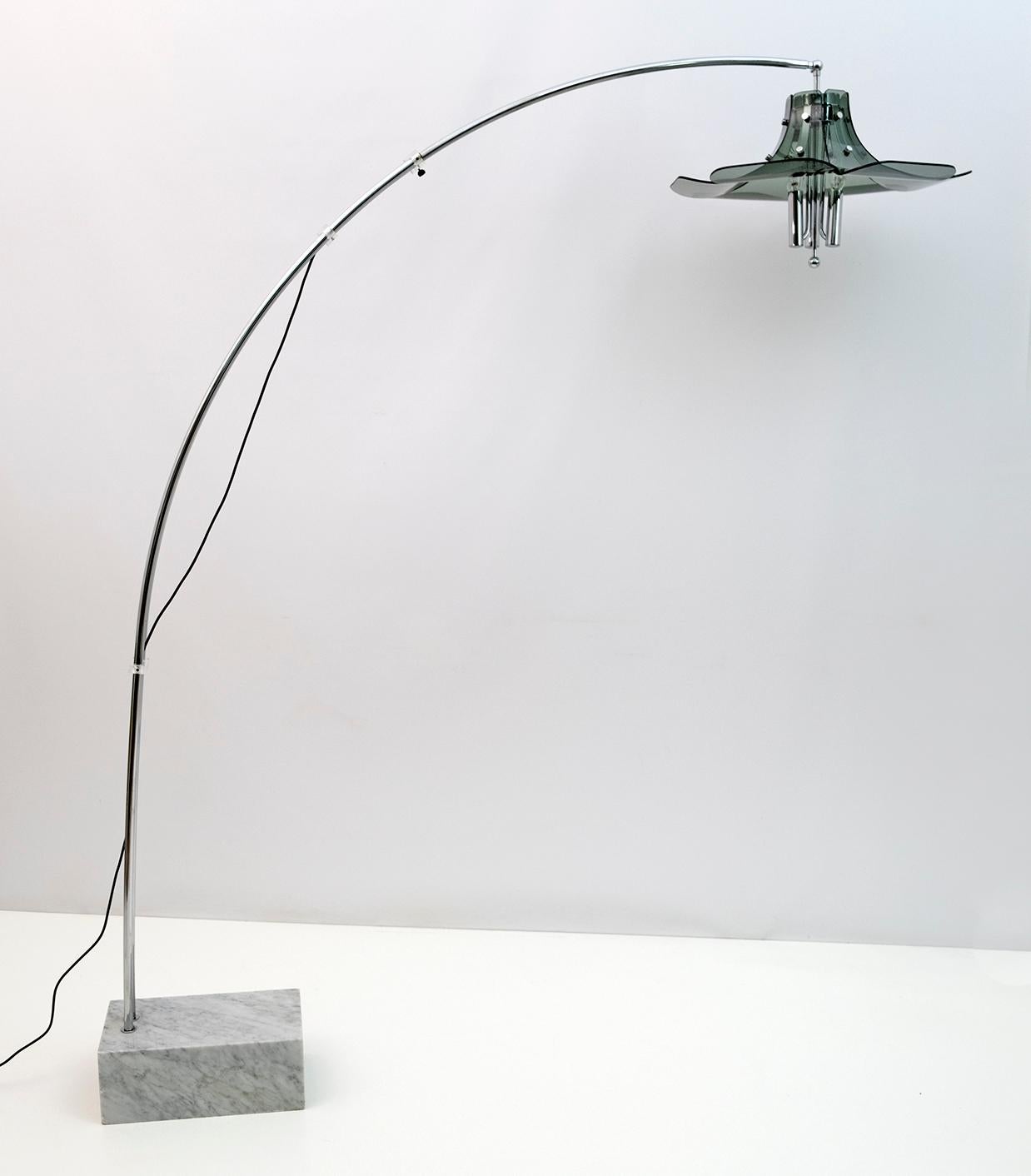 Lampadaire arc produit par Fontana Arte et conçu par Max Ingrand avec base en marbre de Carrare, structure en métal chromé et verre bombé légèrement usé, années 1970. Lumière réglable et arceau extensible d'un minimum de 120 cm à un maximum de 190