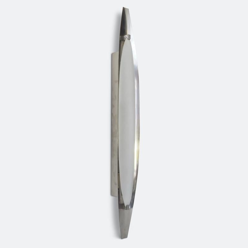 Fontana Arte wall light by Max Ingrand, model 2254, Circa 1960

A beautiful minimal piece of lighting design. The sweeping lozenge form is finished in brushed nickel-plated brass with a convex white satin glass shade.

Max Ingrand was artistic