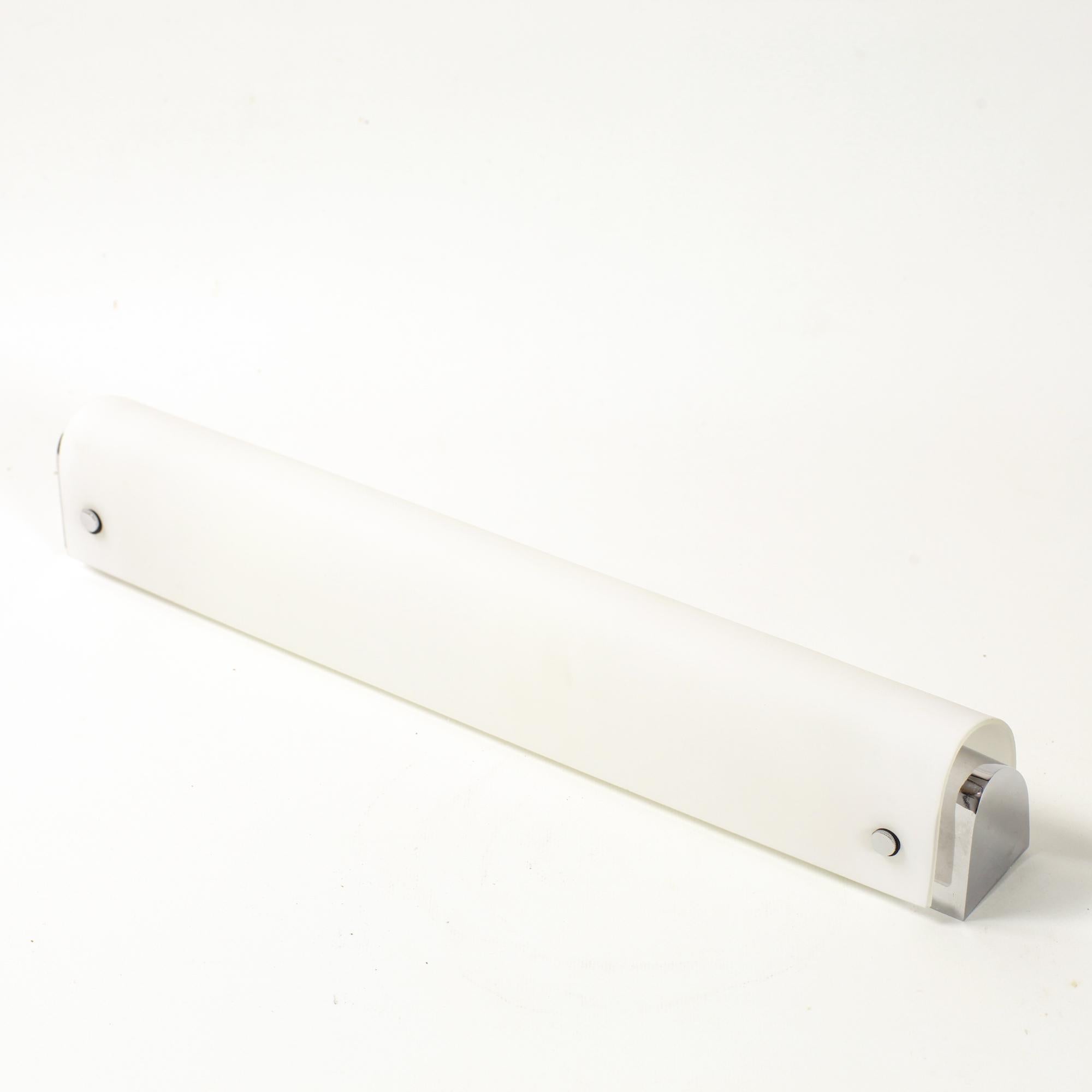 Mid-Century Modern Fontana Arte Wall Light Opaline glass, Italy, 1979