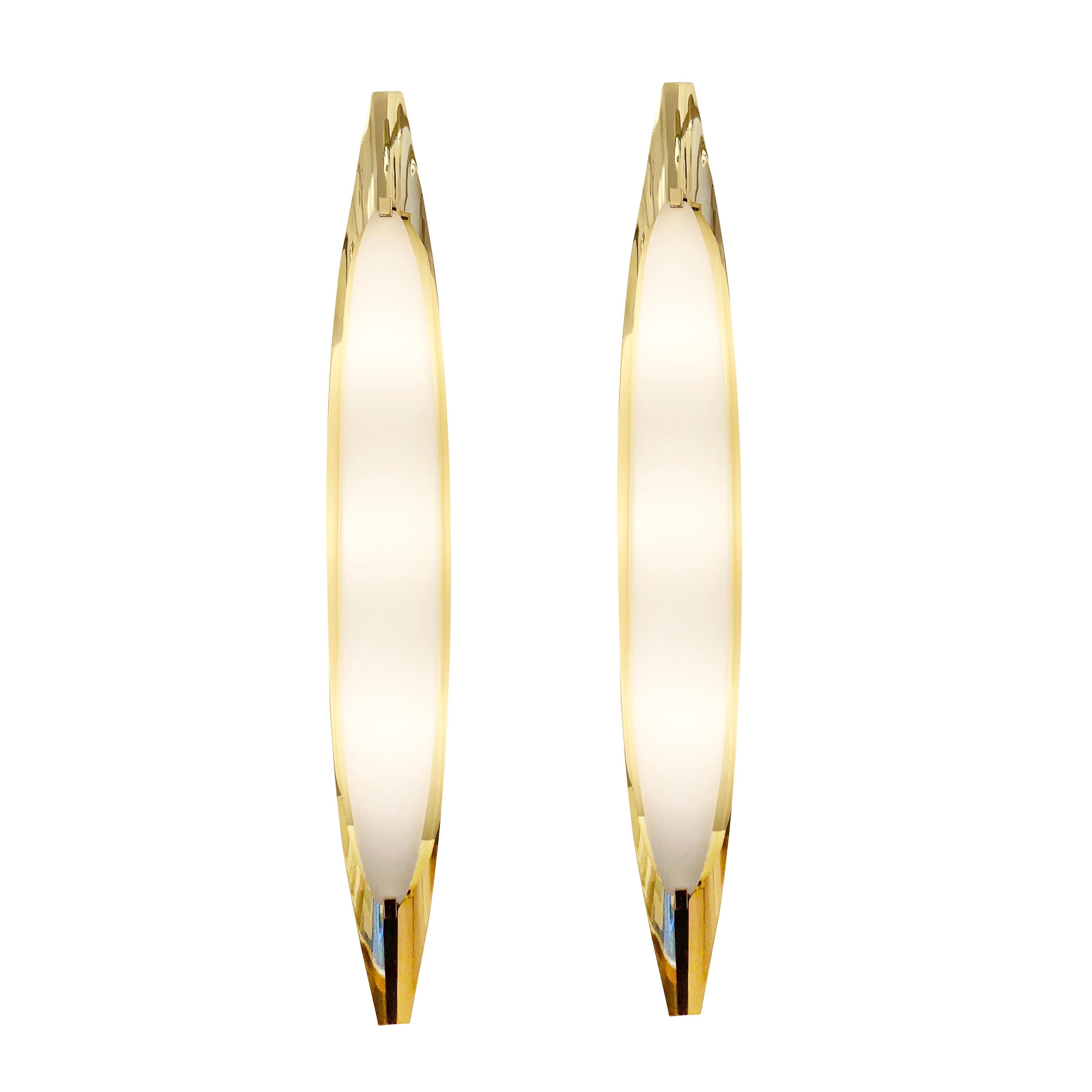 Fontana Arte Wall Lights 2254 Model by Max Ingrand
$11,900.00
Elongated wall lights model 2254 designed by Max Ingrand for Fontana Arte in the 1960s. The polished brass frame features a frosted glass diffuser concealing three light