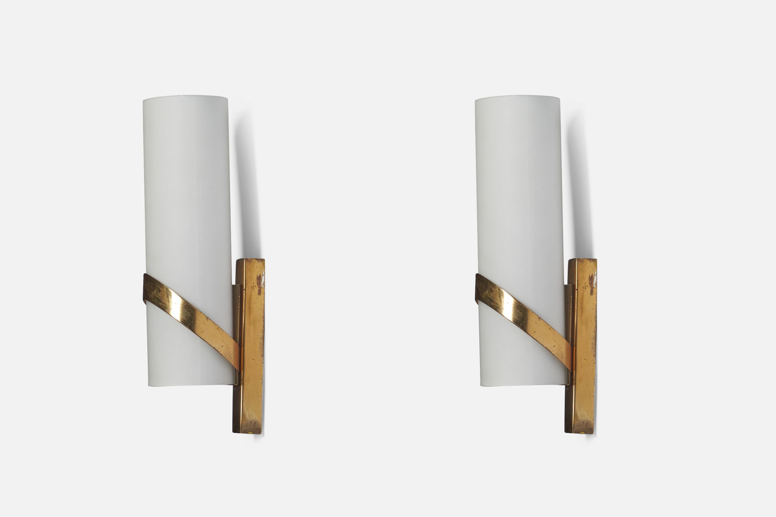 A pair of glass and brass wall lights designed and produced by Fontana Arte, Italy, 1950s.

Overall Dimensions: 9.25