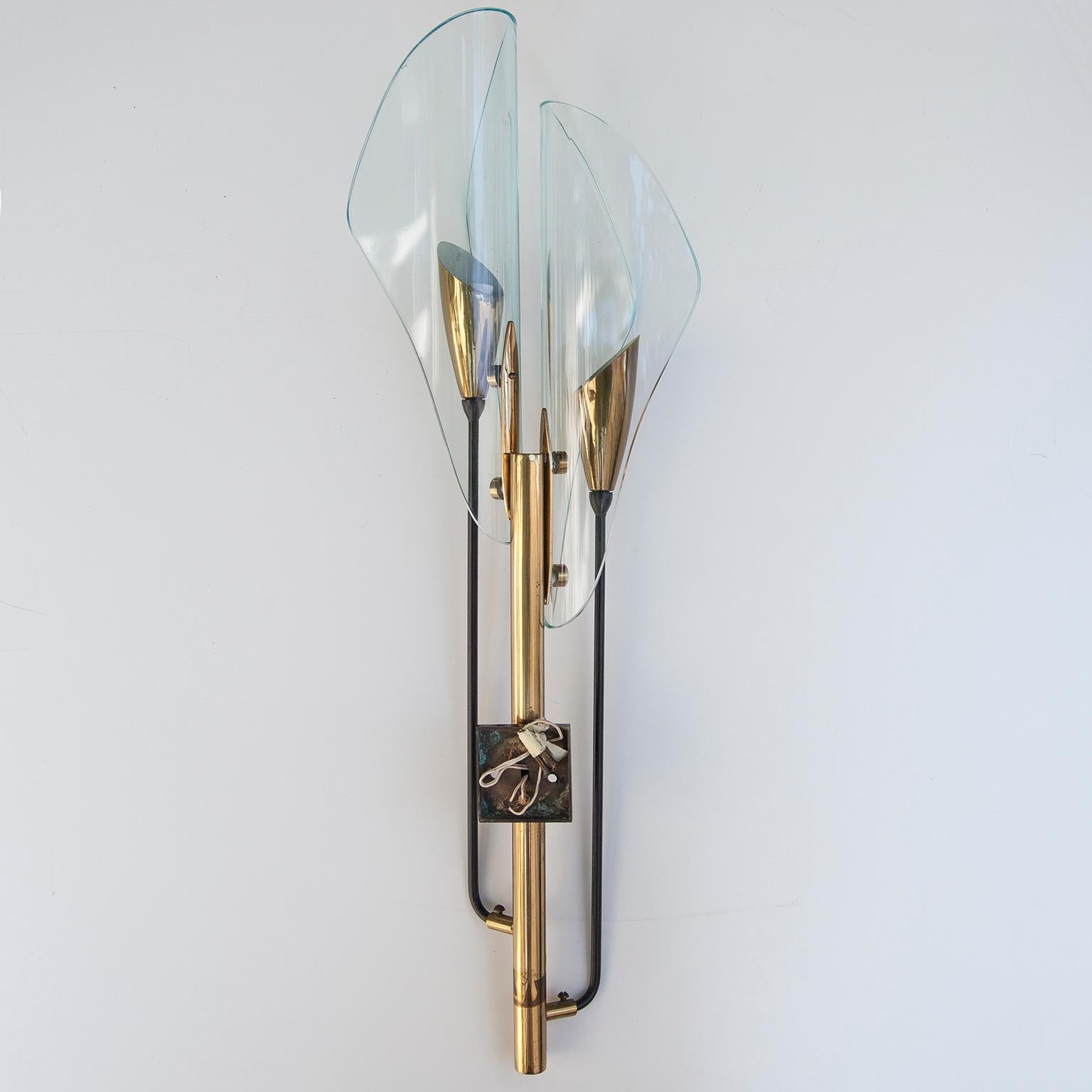Very elegant Fontana Arte attributed wall sconce with two bulbs behind two glass tulips on a black painted metal and brass holder.
 