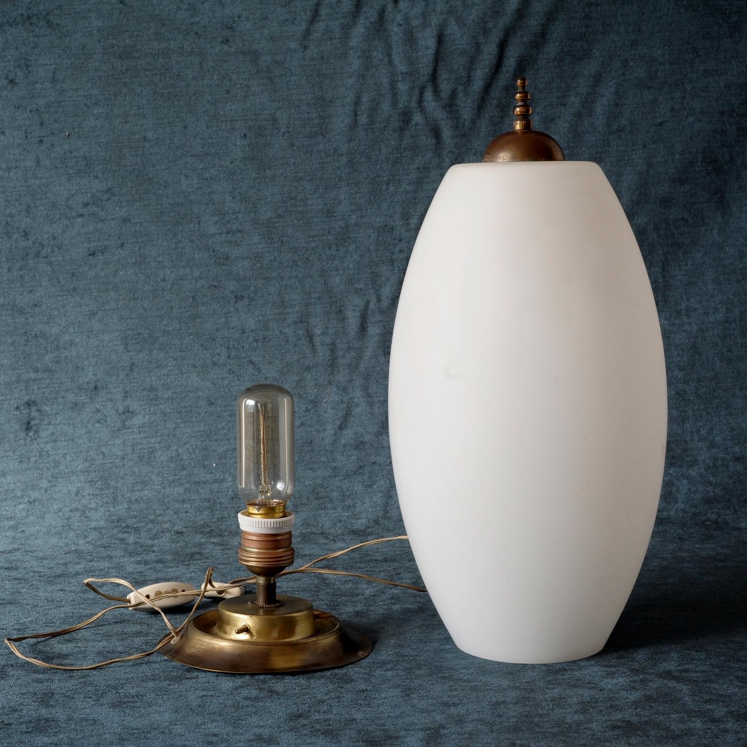 Fontana Arte White Glass and Brass Midcentury Italian Table Lamp, 1940s (Moderne der Mitte des Jahrhunderts) im Angebot