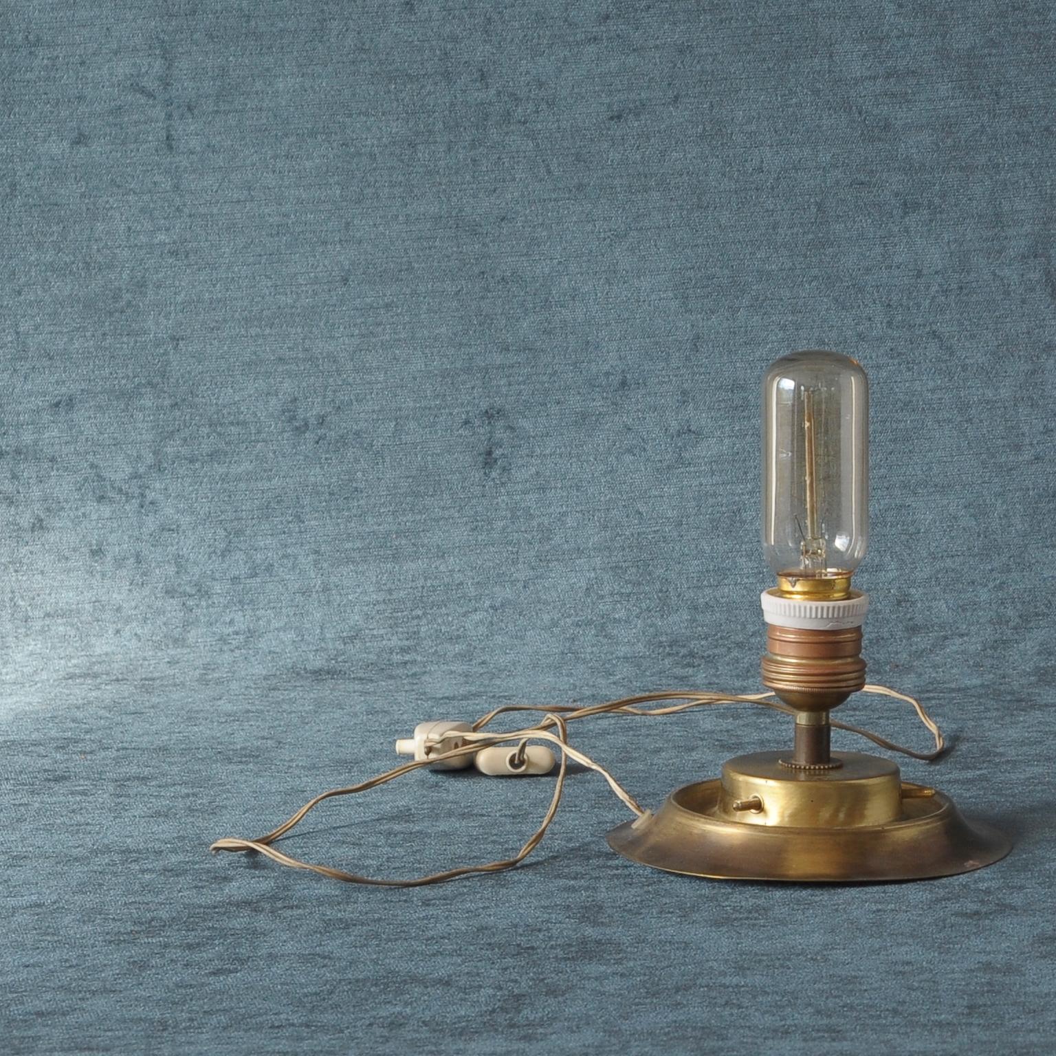 Fontana Arte White Glass and Brass Midcentury Italian Table Lamp, 1940s (Italienisch) im Angebot