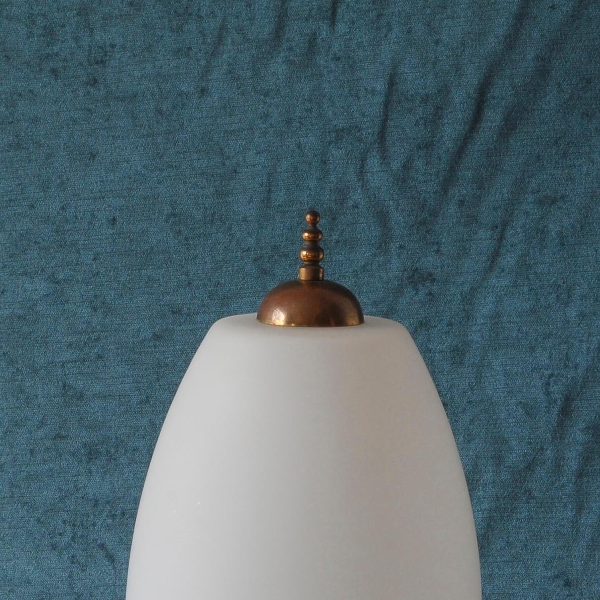 Fontana Arte White Glass and Brass Midcentury Italian Table Lamp, 1940s (Handgefertigt) im Angebot