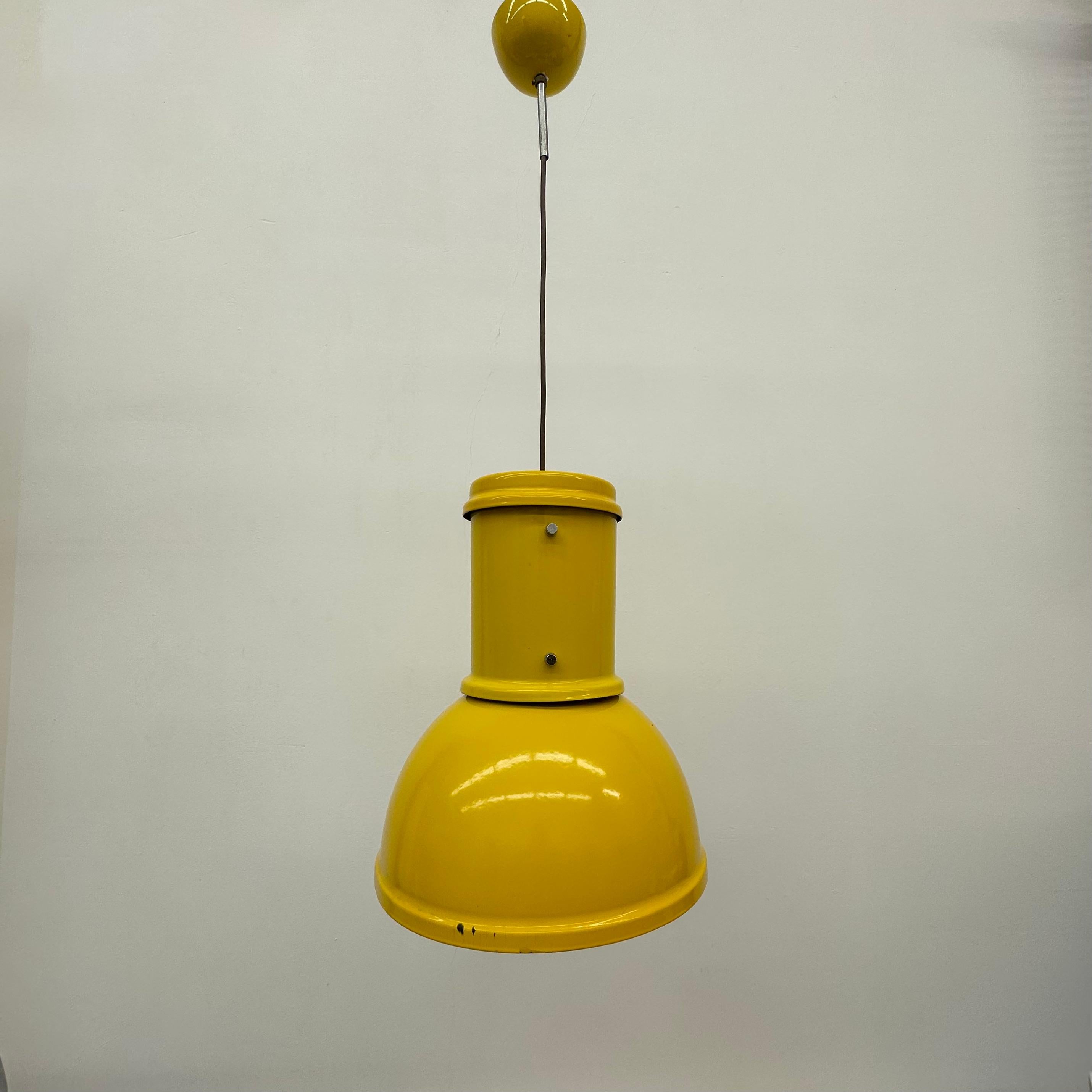 Fontana Arte gelbe industrielle Hängelampe, 1970er Jahre im Angebot 10