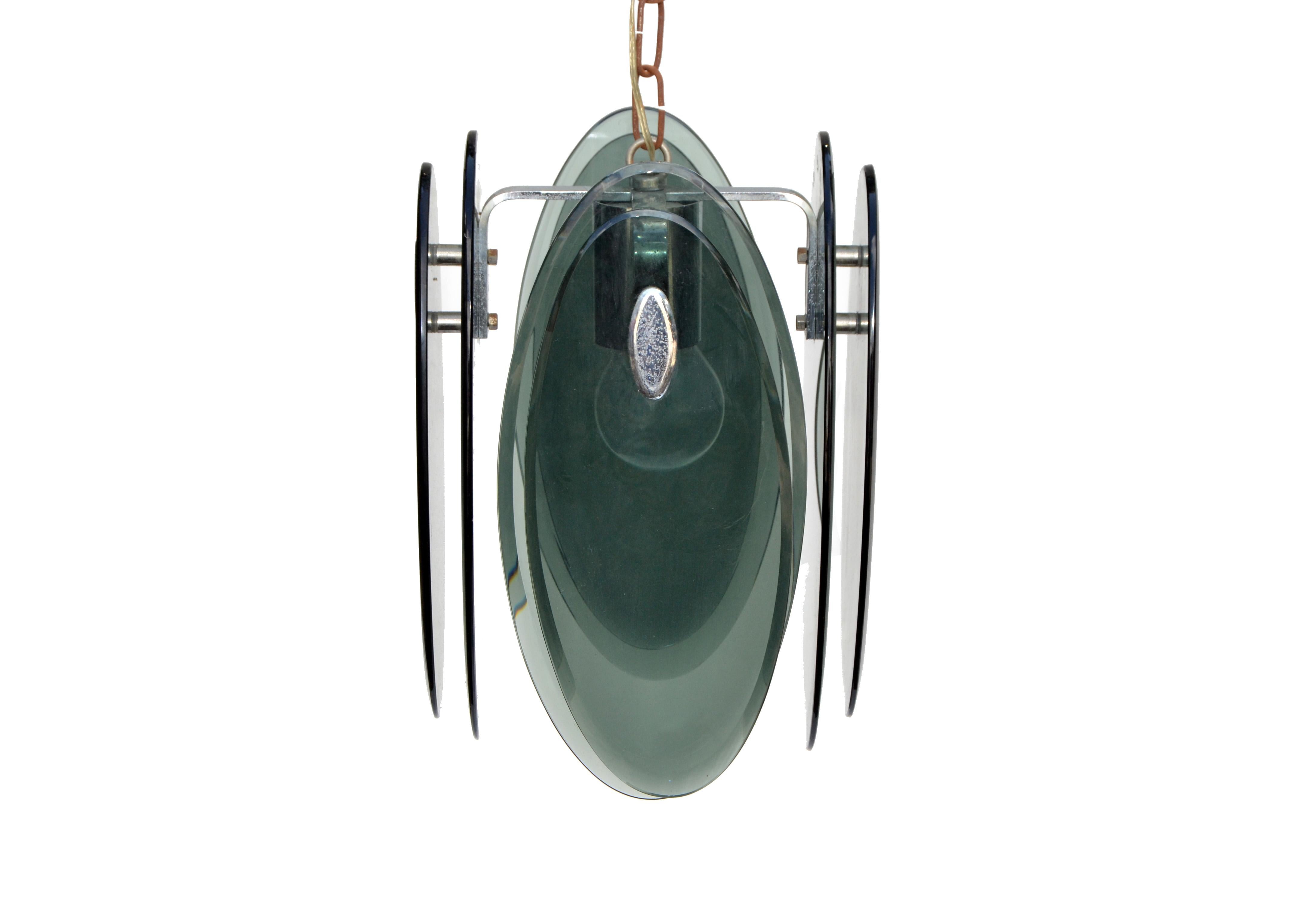 Early Mid-Century Modern Italian beveled thick glass and chrome pendant light fixture by Fontana Arte from the 1960s.
The fixture has eight thick beveled smoked glass panels, two on each side, with polished chrome concave details in the middle of