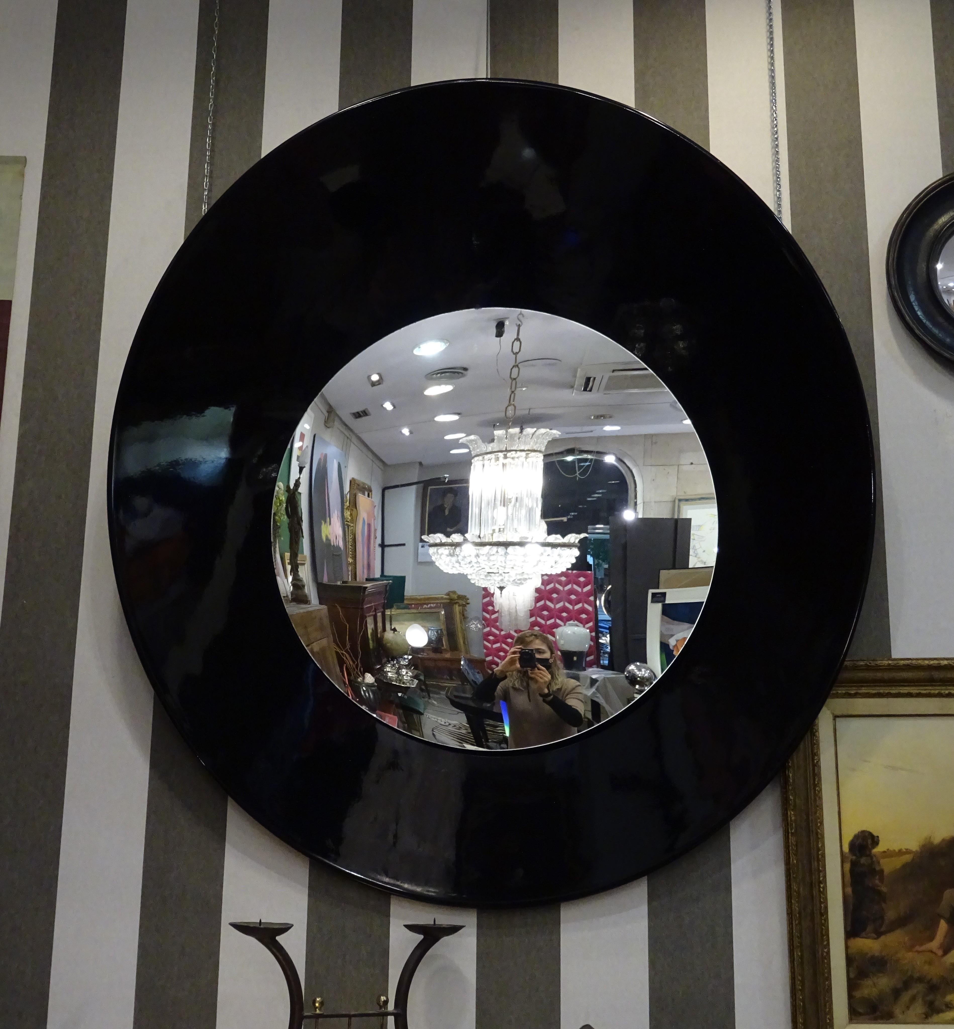 Outstanding Italian mirror, 70s, midcentury, style of Fontana Arte Atelier Fontana.
As a sculpture, made of black fiberglass, ellipse shape with the convex mirror glass in circular shape placed in high relief. The glass has a small lack of