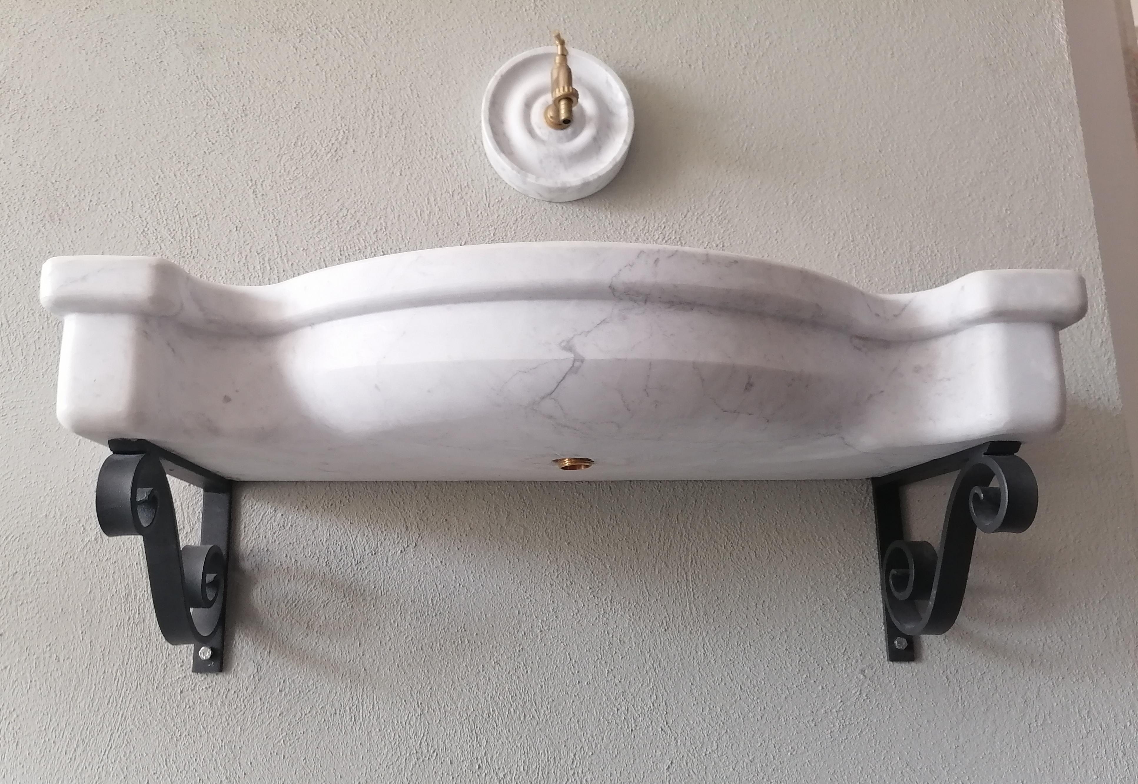 Neoclassico Fontana da parete in marmo bianco Carrara -made in Italy in vendita
