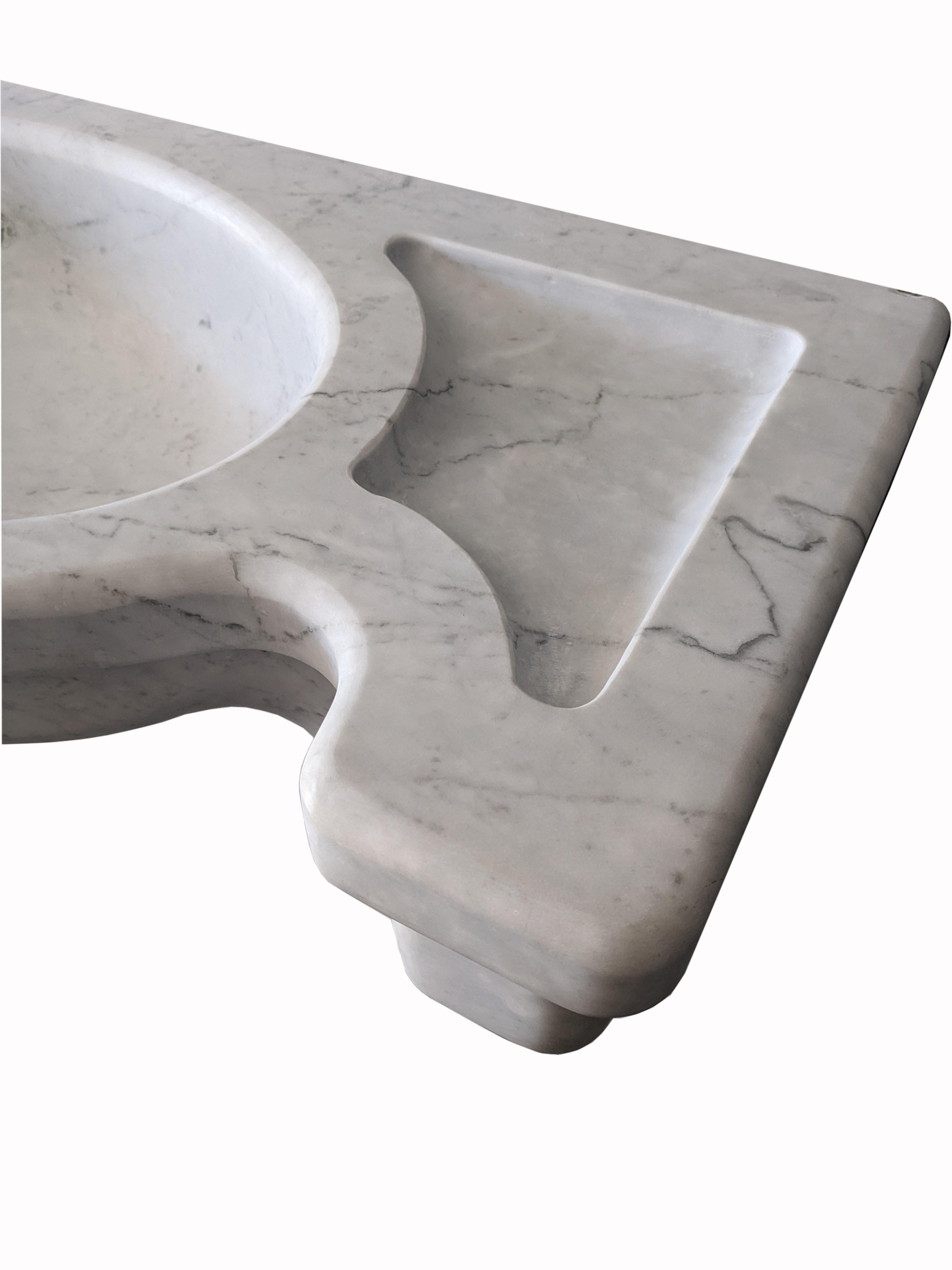 Fatto a mano Fontana da parete in marmo bianco Carrara -made in Italy in vendita