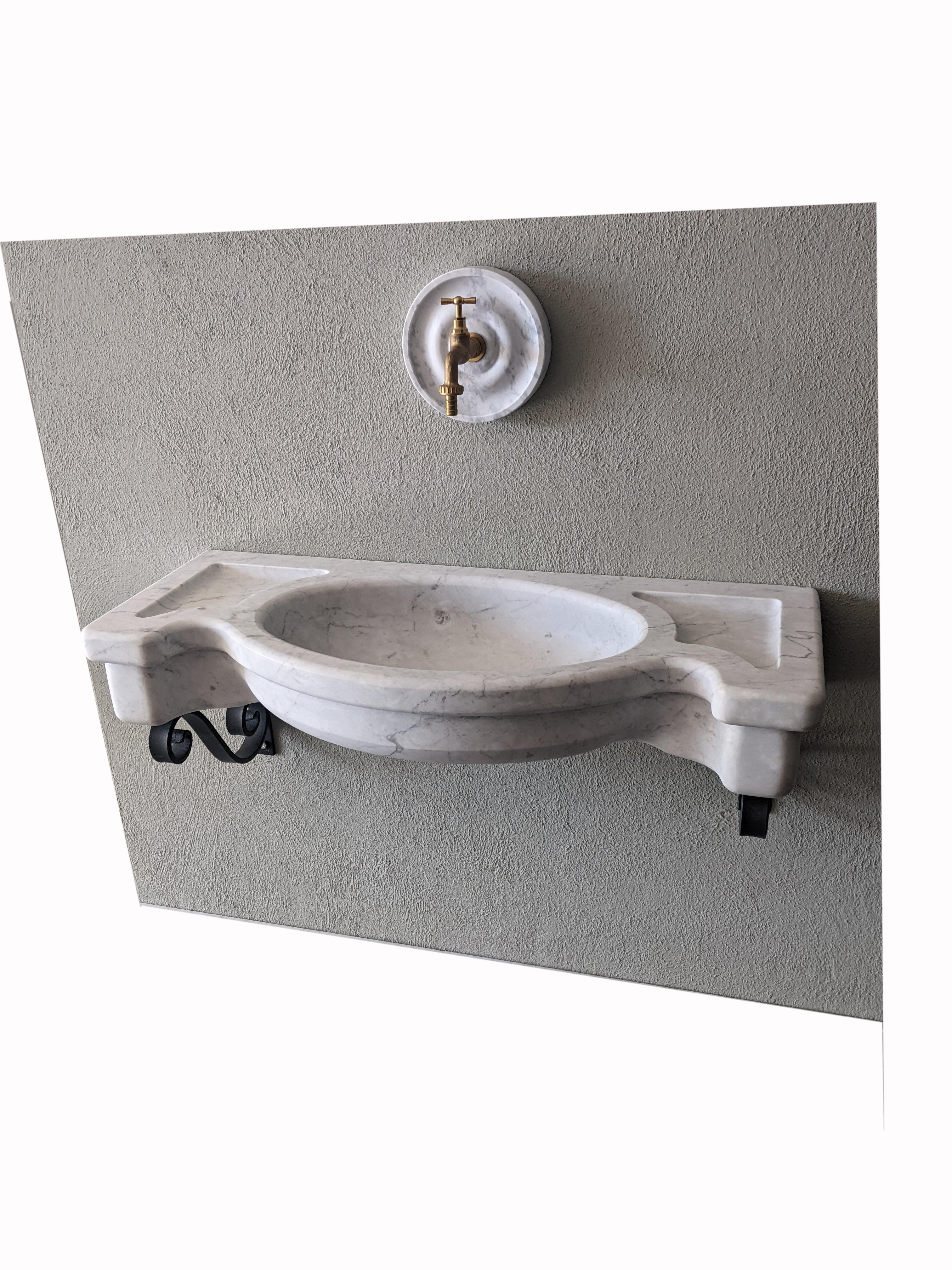 Periodo contemporaneo Fontana da parete in marmo bianco Carrara -made in Italy in vendita