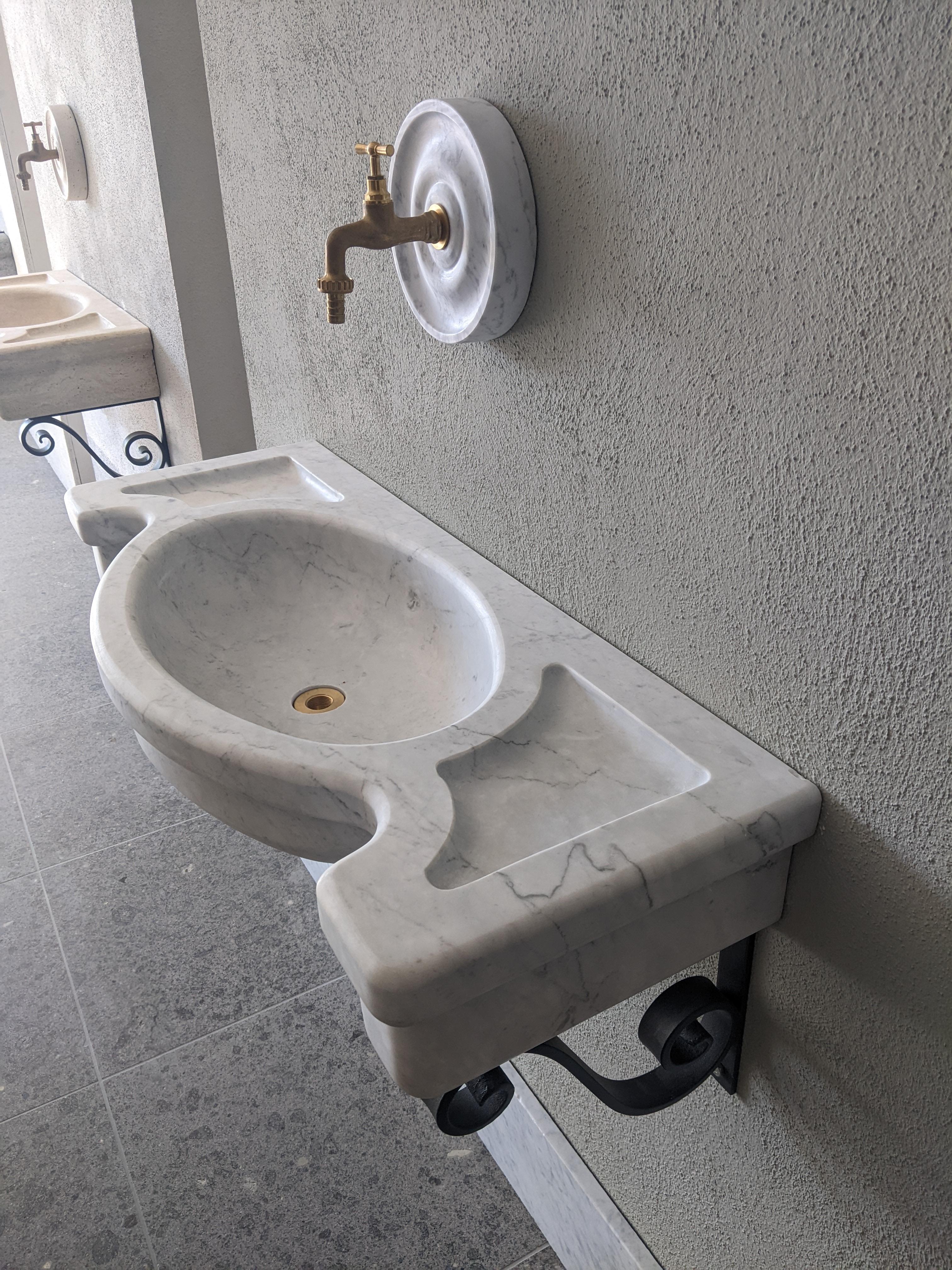 Marmo di Carrara Fontana da parete in marmo bianco Carrara -made in Italy in vendita