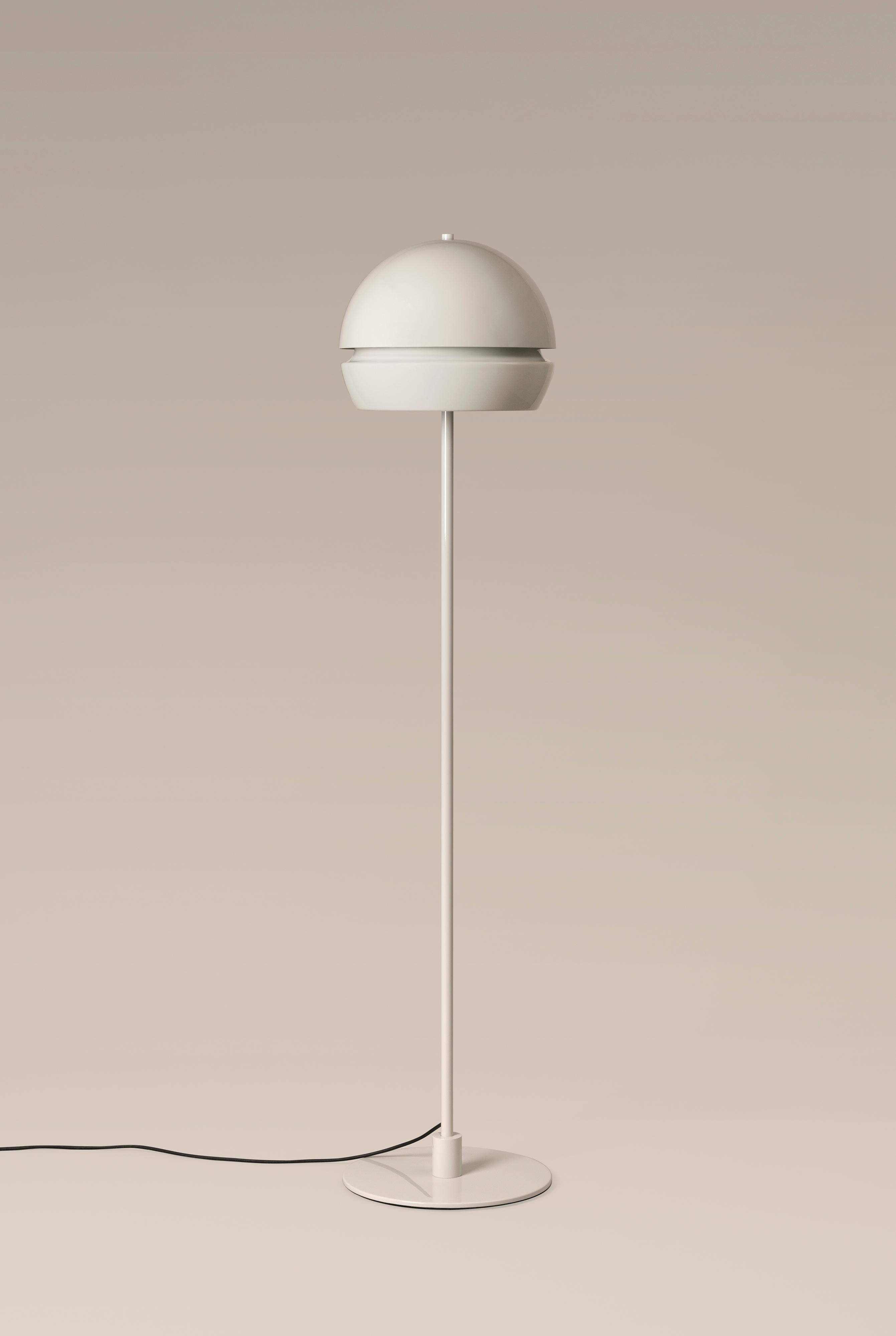 Fontana floor lamp by André Ricard
Dimensions: D 35 x H 158 cm
Materials: Metal.

Maintaining the good size of its more than half sphere lampshade and the peripheral illumination caused by its slit, we are extending the Fontana family by including