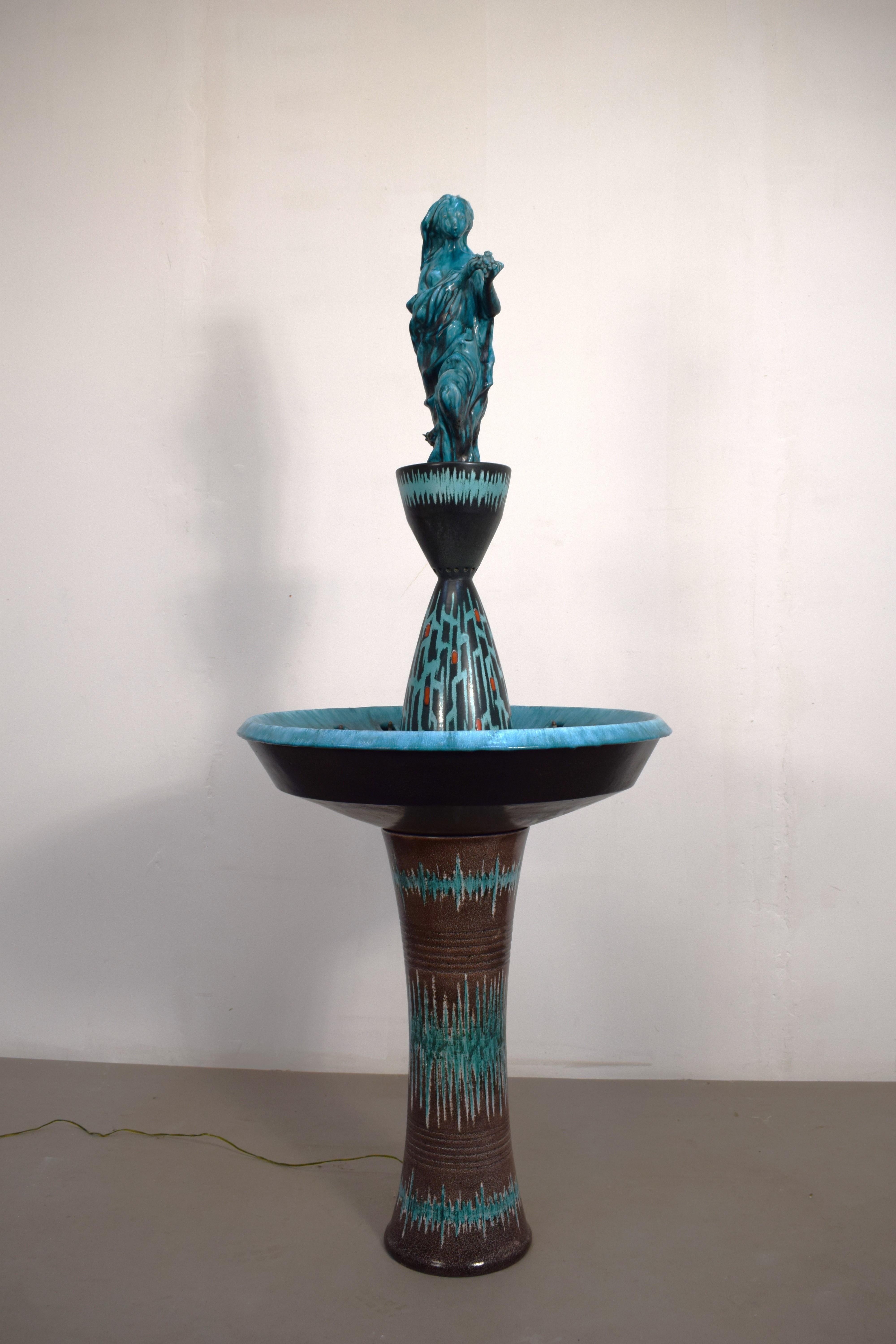 Hermosa fuente de cerámica policromada de San Polo, producción de alrededor de 1950.
El objeto se compone de varios elementos, como el zócalo, la pila de la que mana el agua y una bella escultura de una mujer que embellece aún más esta