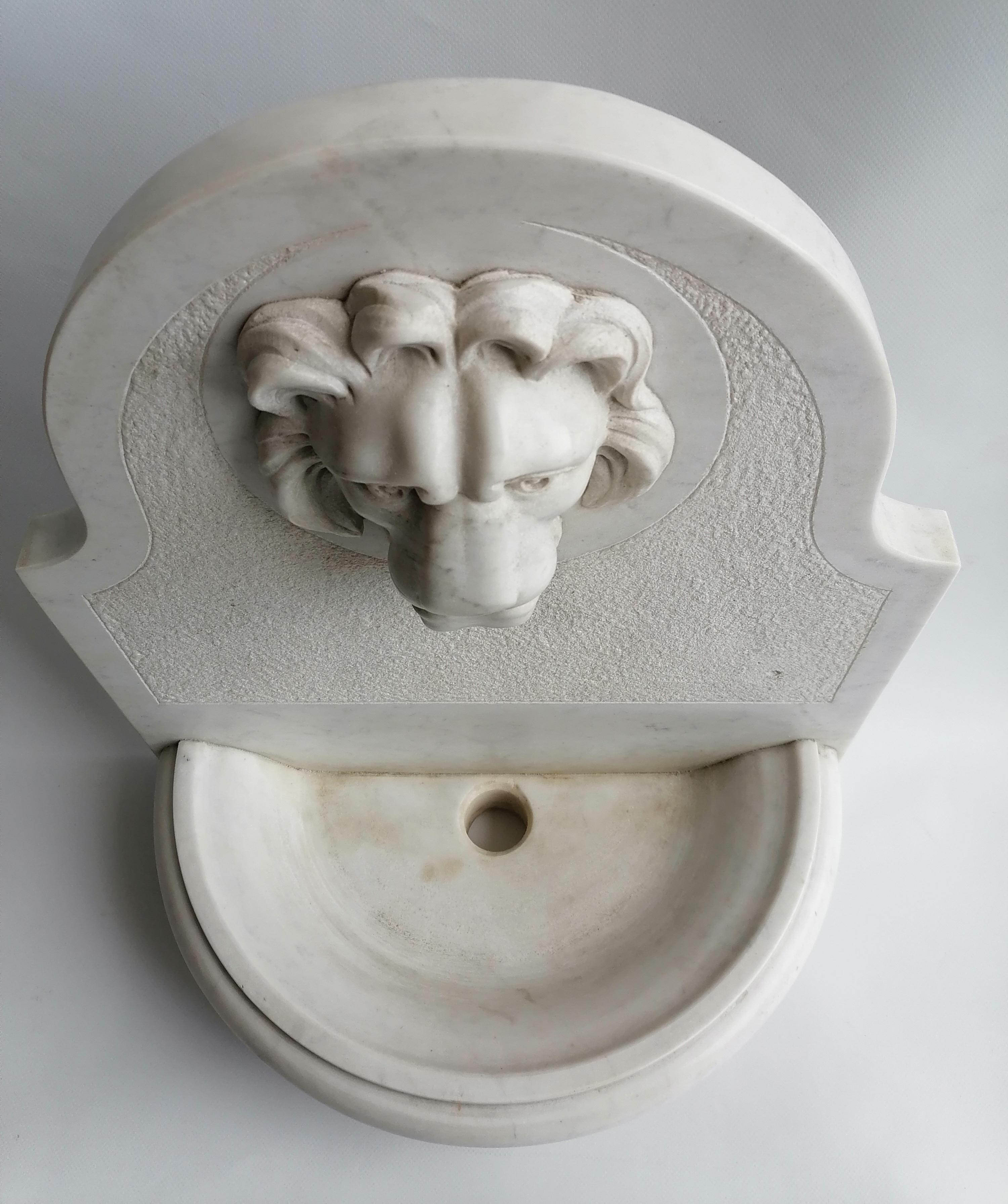 Renaissance White Carrara marble fountain with carved lion snout -made in Italy For Sale
