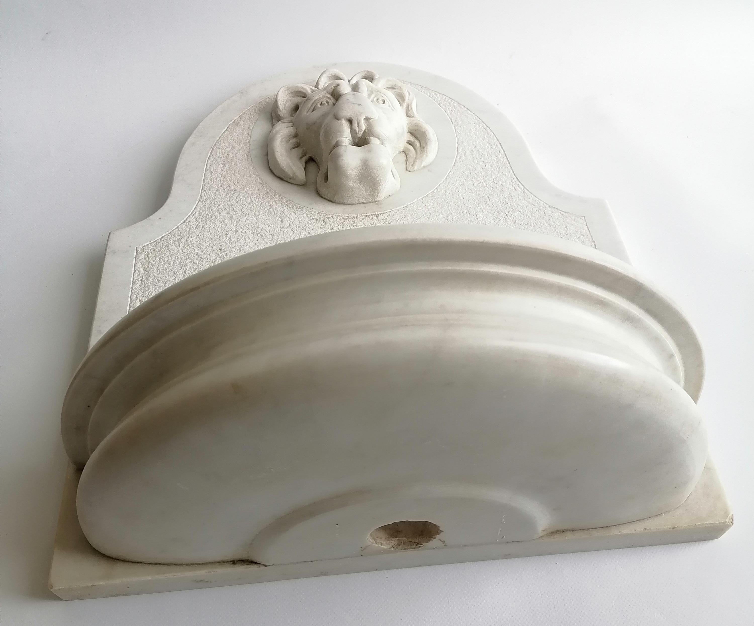 Hand-Crafted White Carrara marble fountain with carved lion snout -made in Italy For Sale