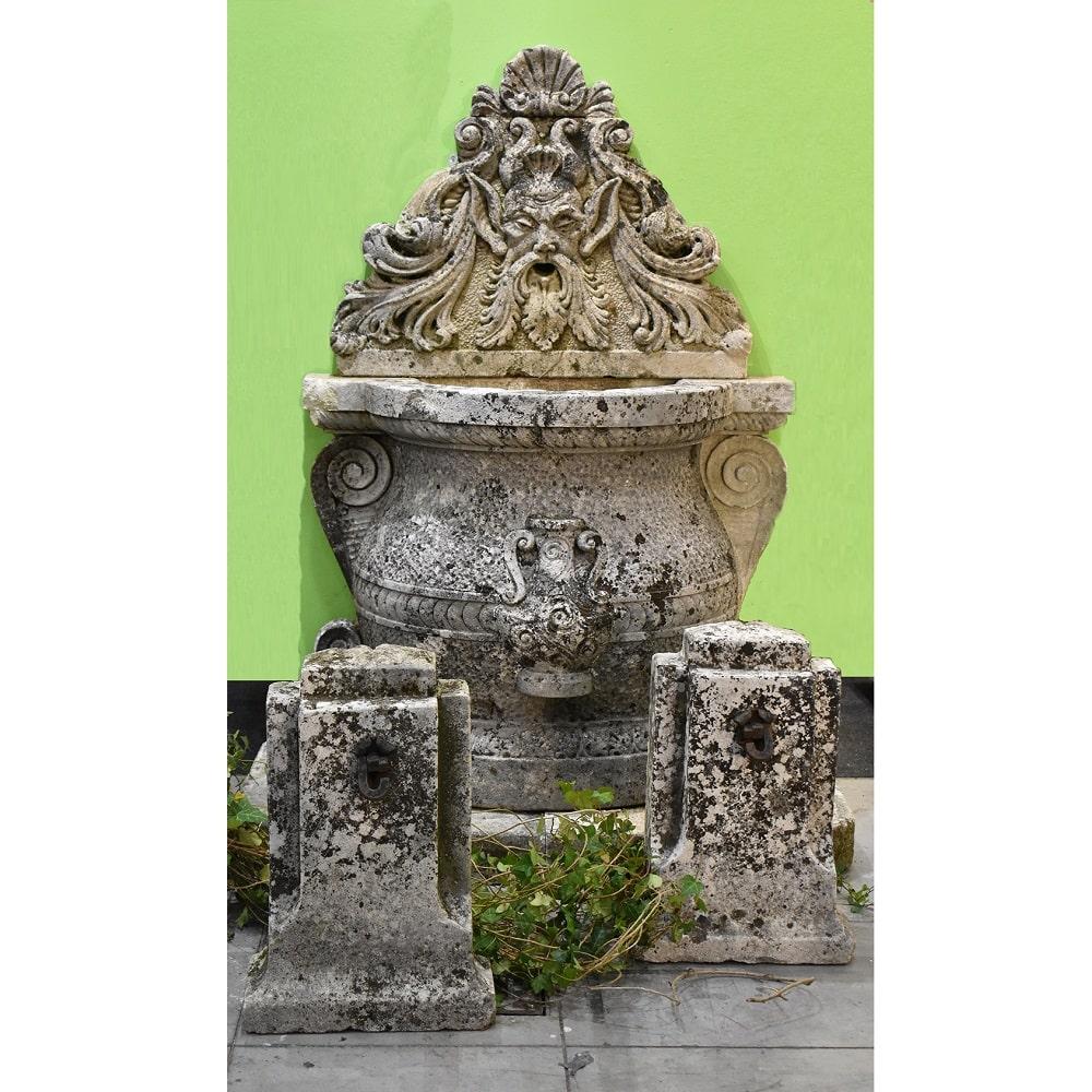 La categoria Sculture Antiche, propone una raffinata e rara Fontana Italiana in Pietra Di Vicenza 
con Mascherone che rappresenta il Volto di un Fauno, realizzata alla fine dell'800.

Si tratta di una Fontana Antica a muro semicircolare, che nella