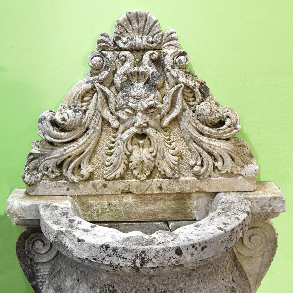 Fontana In Pietra Di Vicenza Con Mascherone Con Fauno, Italia Fine XIX  Secolo. In Good Condition For Sale In Breganze, VI
