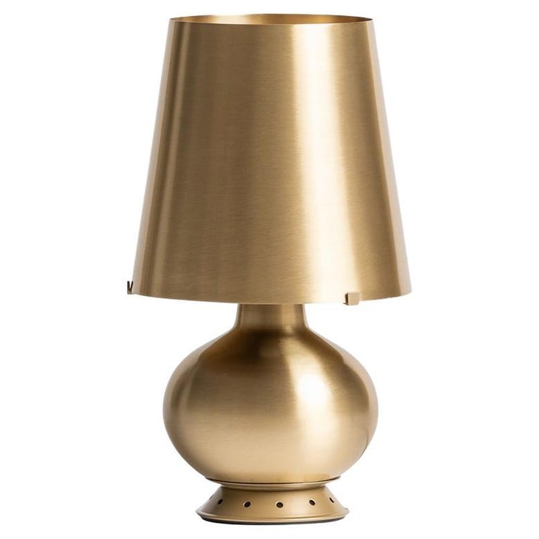 An evergreen, timeless design icon, this is the lampshade par excellence.
A fabulous lamp in frosted white blown glass, an example of the art of master glassmakers, it pays tribute to the creative genius of Max Ingrand.

Table lamp with dual