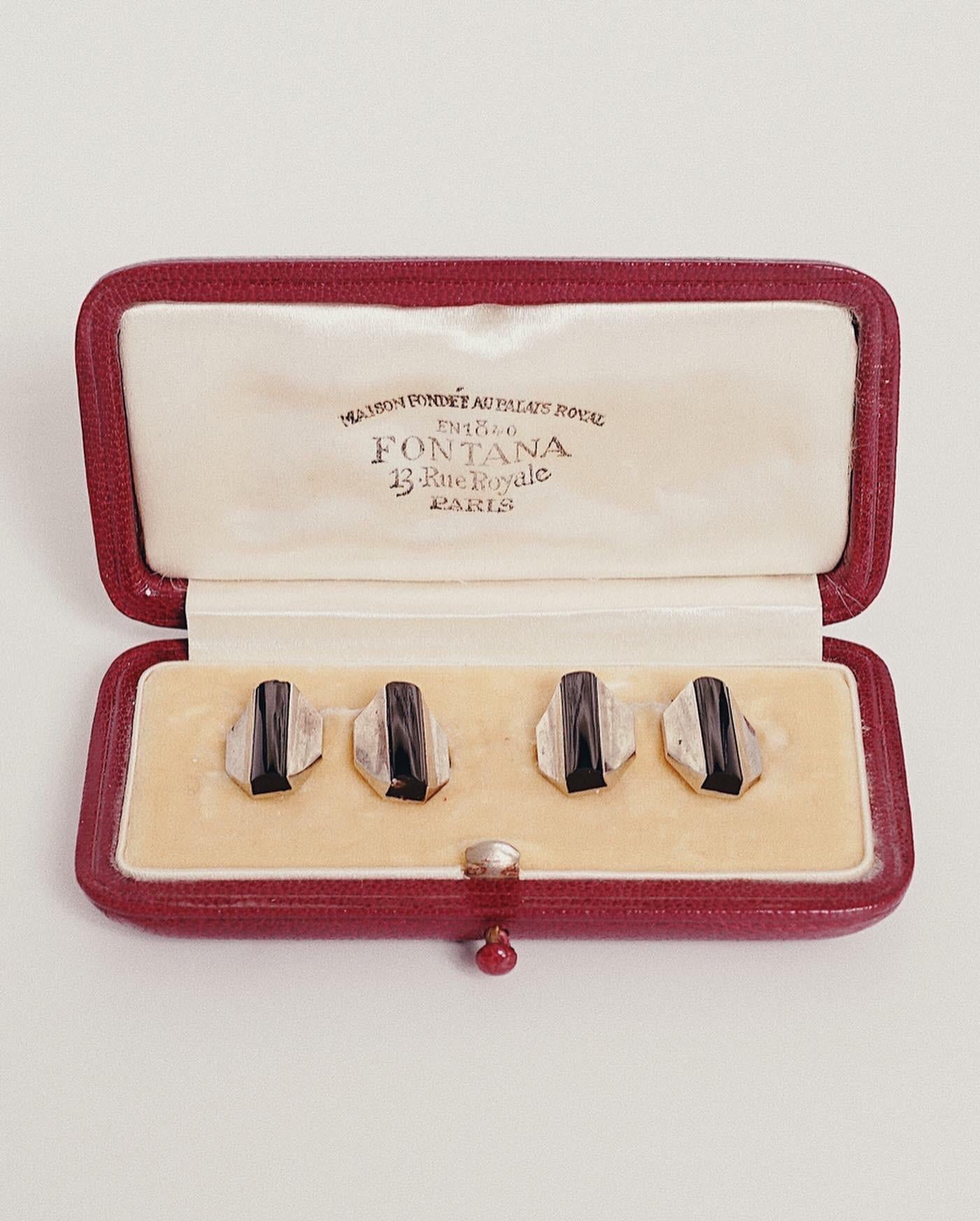 Baguette Cut Fontana, Pair of 18 Karat Gold and Onyx Art Deco Cufflinks, circa 1930