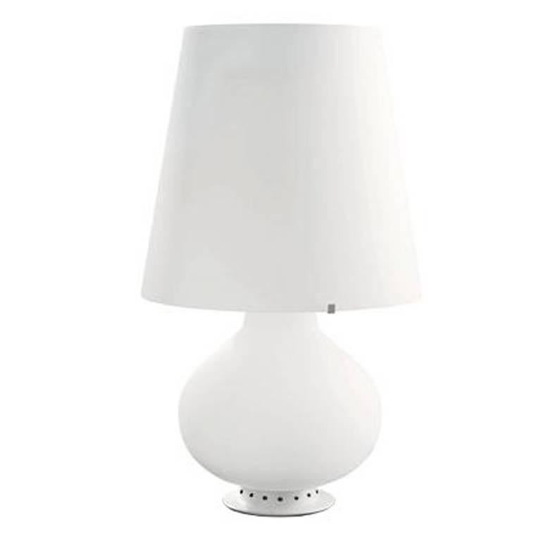 An evergreen, timeless design icon, this is the lampshade par excellence.
A fabulous lamp in frosted white blown glass, an example of the art of master glassmakers, it pays tribute to the creative genius of Max Ingrand.

Table lamp with dual