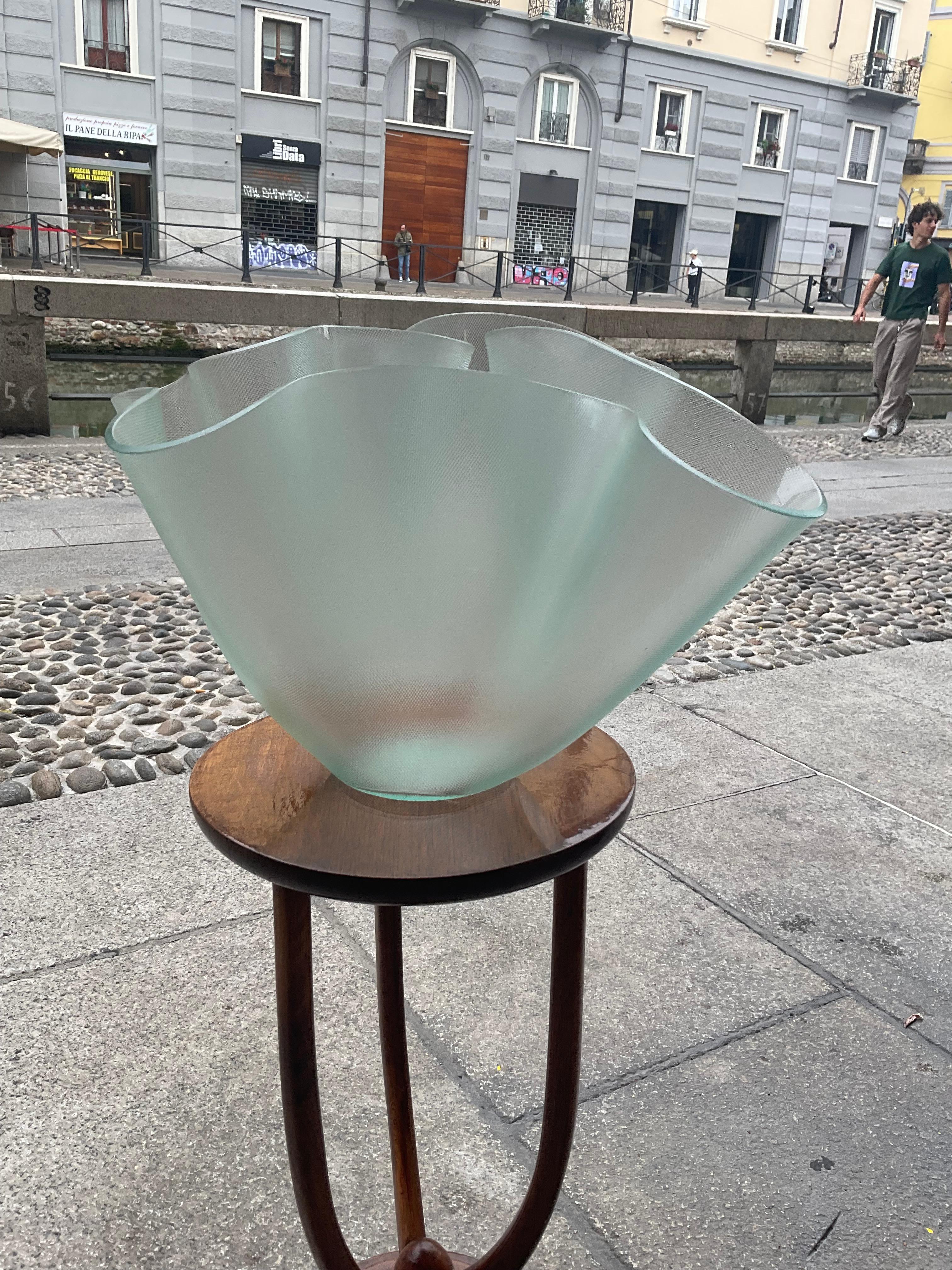 Mid-Century moderno FONTANAARTE - PIETRO CHIESA - vaso modello cartoccio in vetro - ITALIA 1950. in vendita
