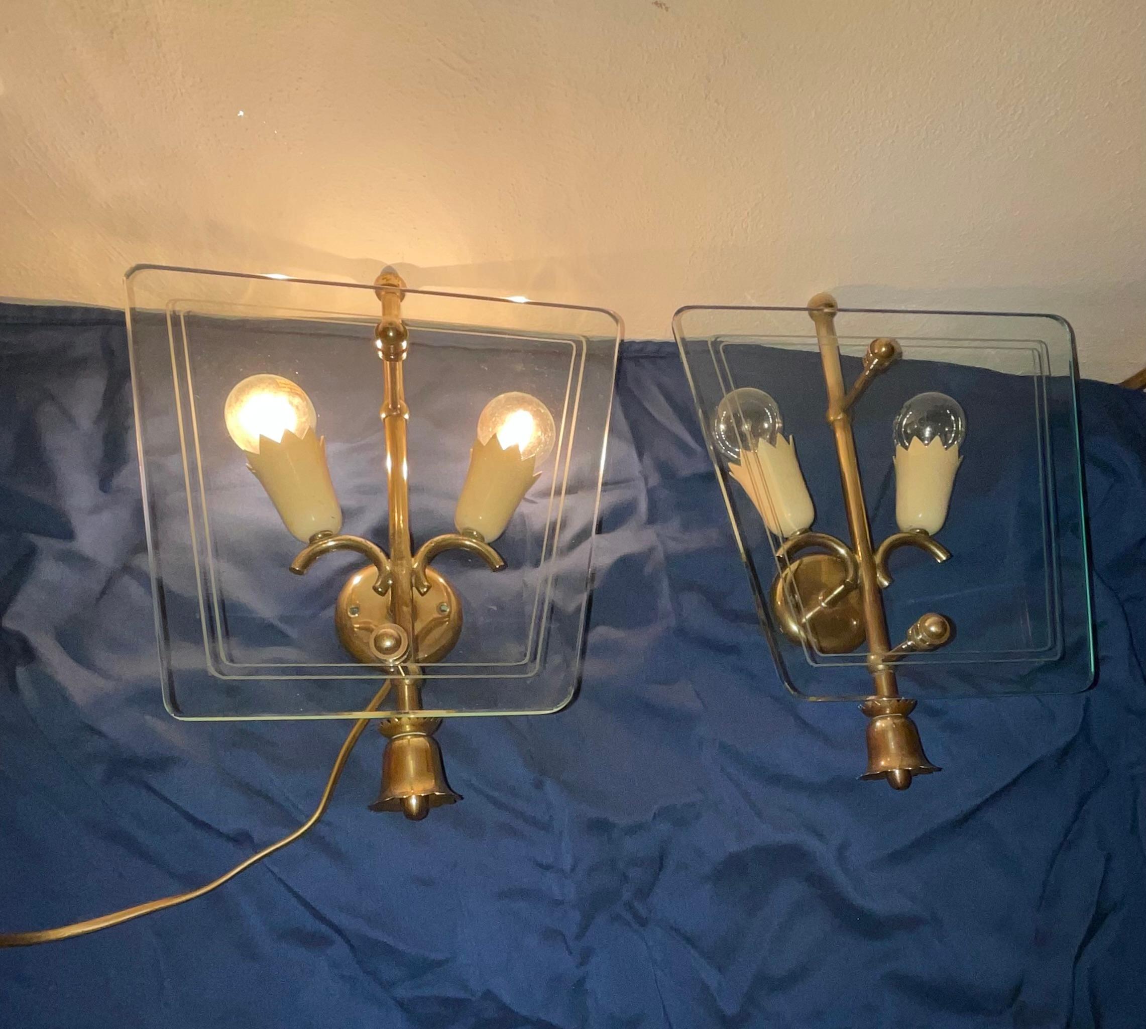 Pair of original wall sconces from the 1950s, from the quality of the brass and the elegant shape with wreath-like finials we can trace the designer who in this case was Pietro Chiesa , when he worked at Fontanarte where architect Gio Ponti was the