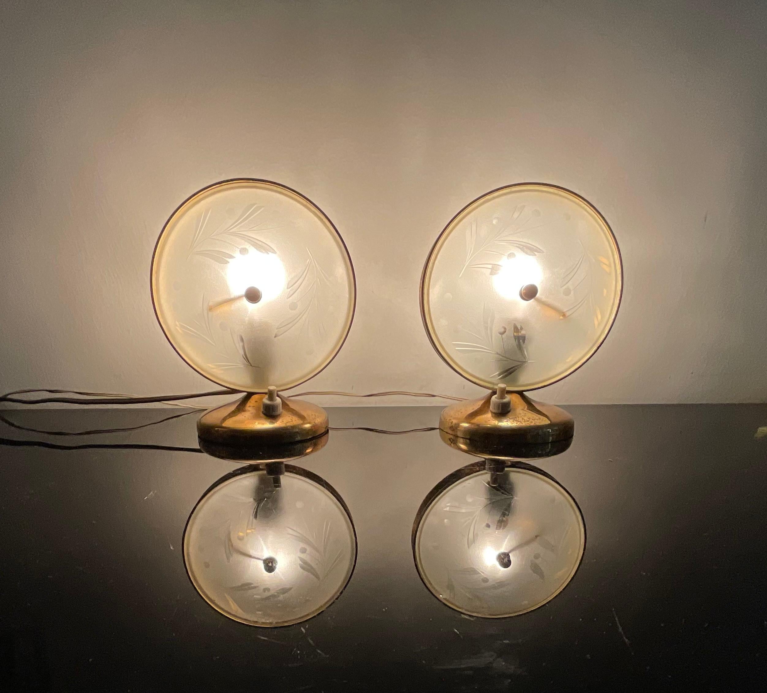 Beautiful pair of table or bedside lamps, made of brass with hand-carved glass diffusers with stylized floral motifs.
Perfect condition.
Measures .
Height. 16.5 cm
Diameter 13 cm
Depth. 9 cm
