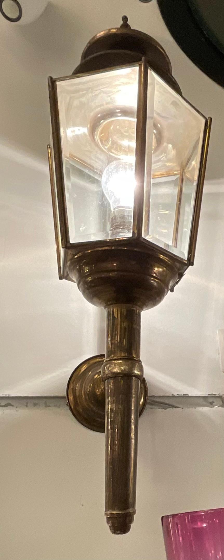 Important pair of large sconces or lanterns, both for indoor and outdoor use in a prestigious Milanese mansion, where they come from, were designed by Pietro Chiesa when he worked for Fontanarte.
Top-quality materials, brass and beveled glass,  by