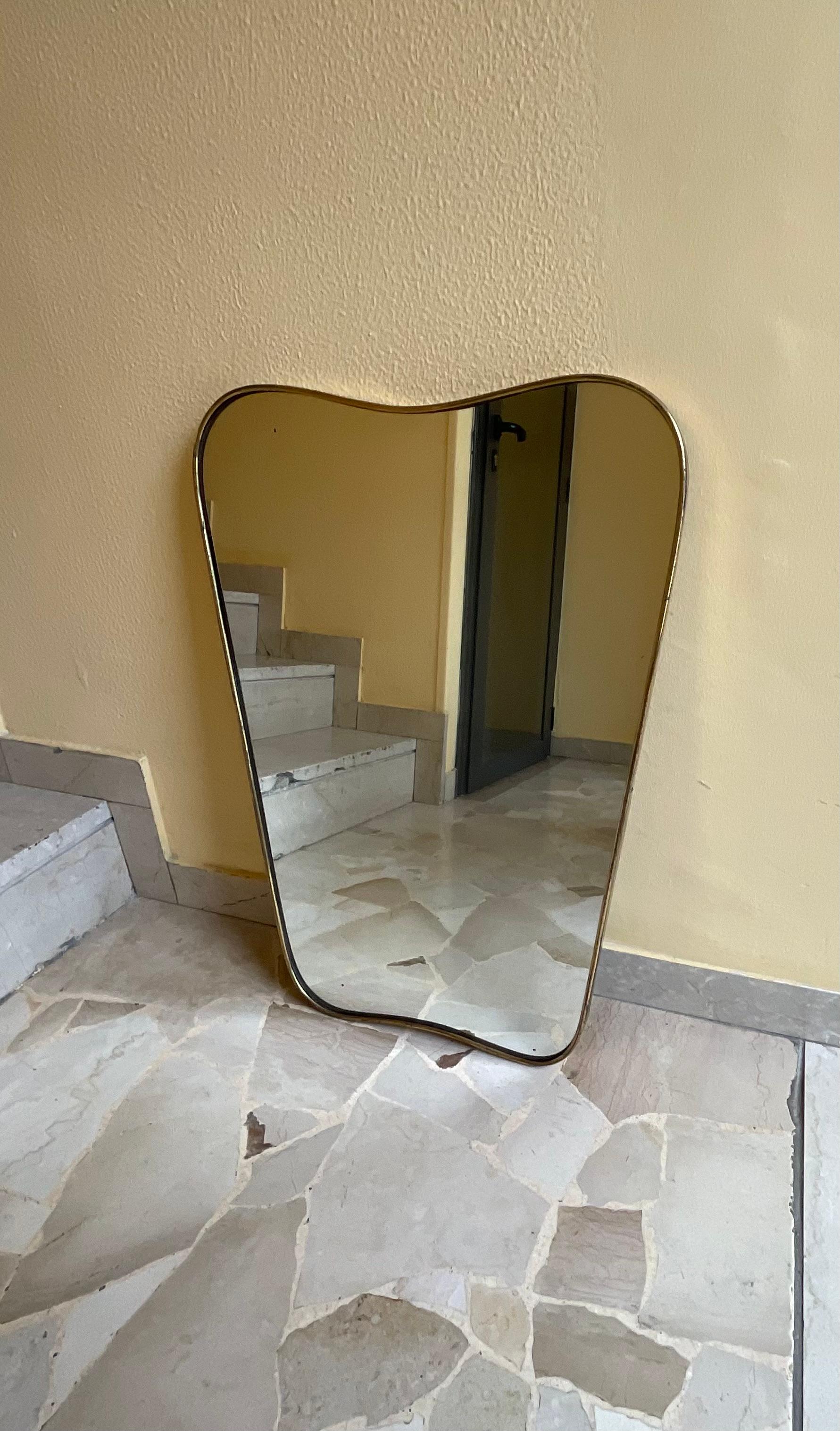 FONTANA ARTE - PIETRO CHIESA - Miroir suspendu original des années 1950, en parfait état, lignes élégantes et épurées avec cadre en laiton.