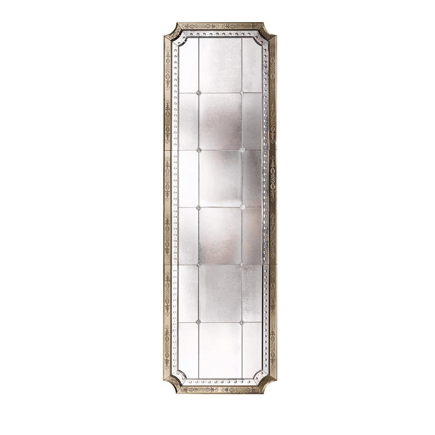 Faisant partie de la collection Louix XIV, ce miroir élaboré s'inspire du style français du XVIIIe siècle. La structure est réalisée en bois de sapin avec une finition de couleur noyer foncé et des coins arrondis. La partie centrale est en verre