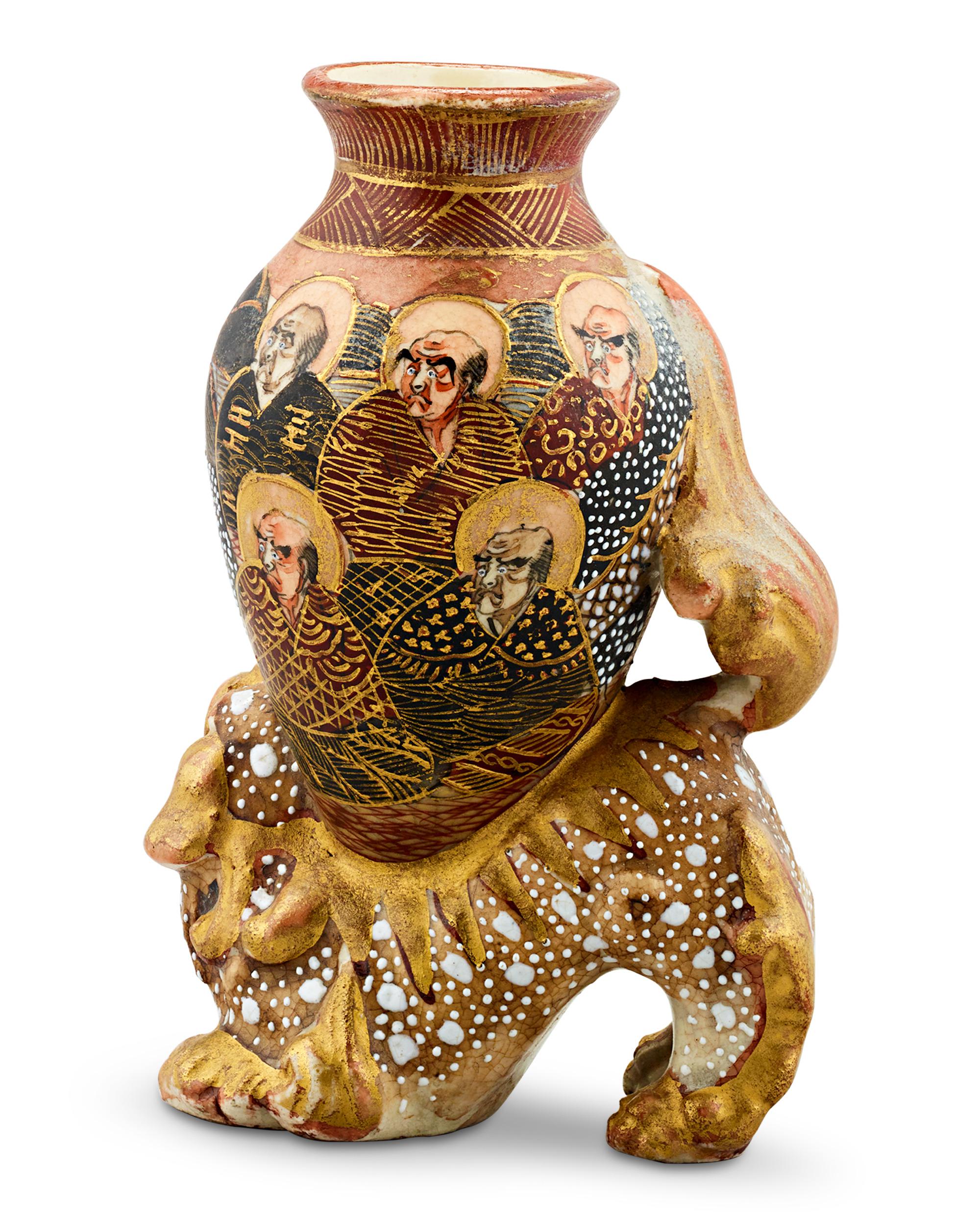 Meiji Vase décoratif portant un chien Foo en vente