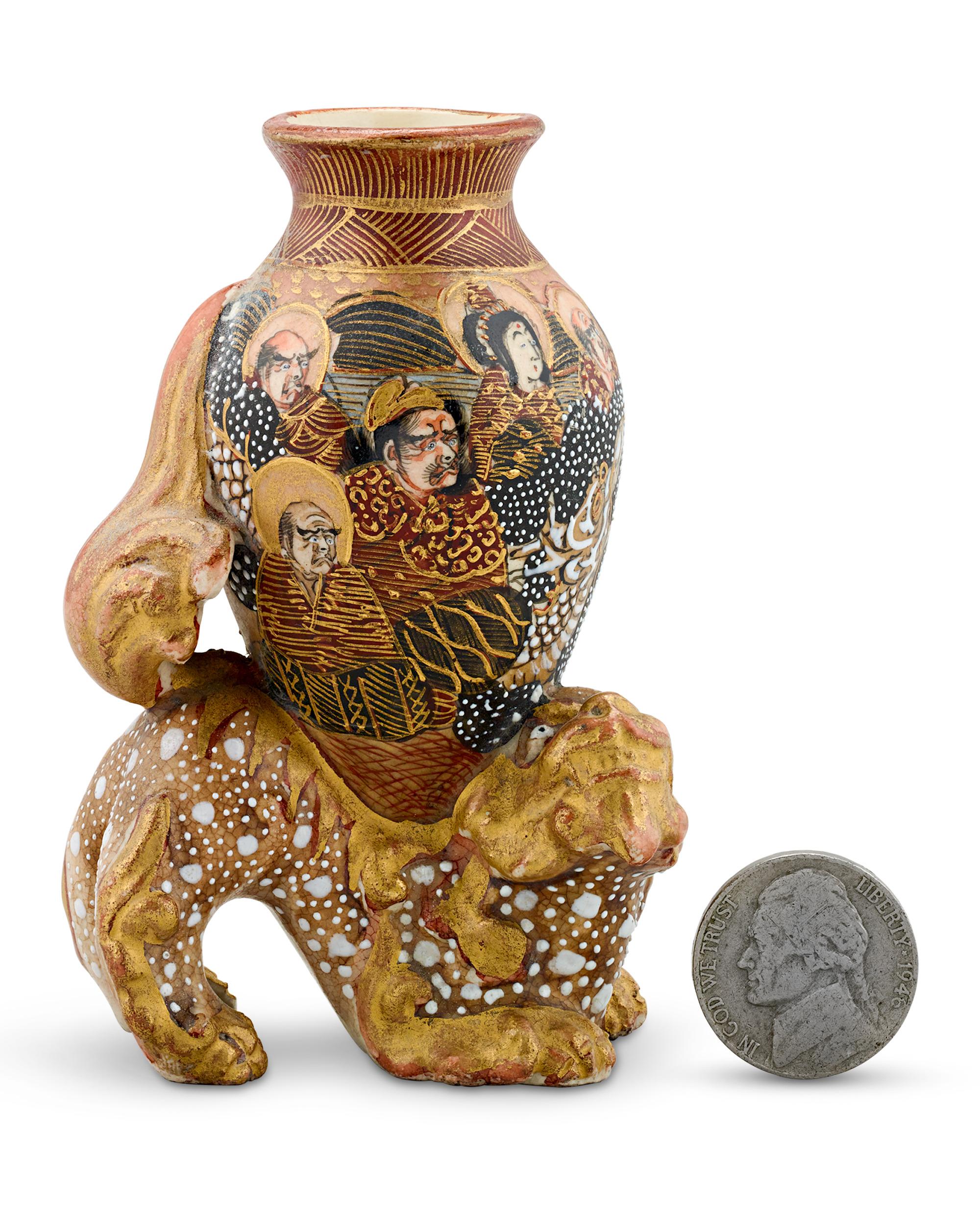 Japonais Vase décoratif portant un chien Foo en vente