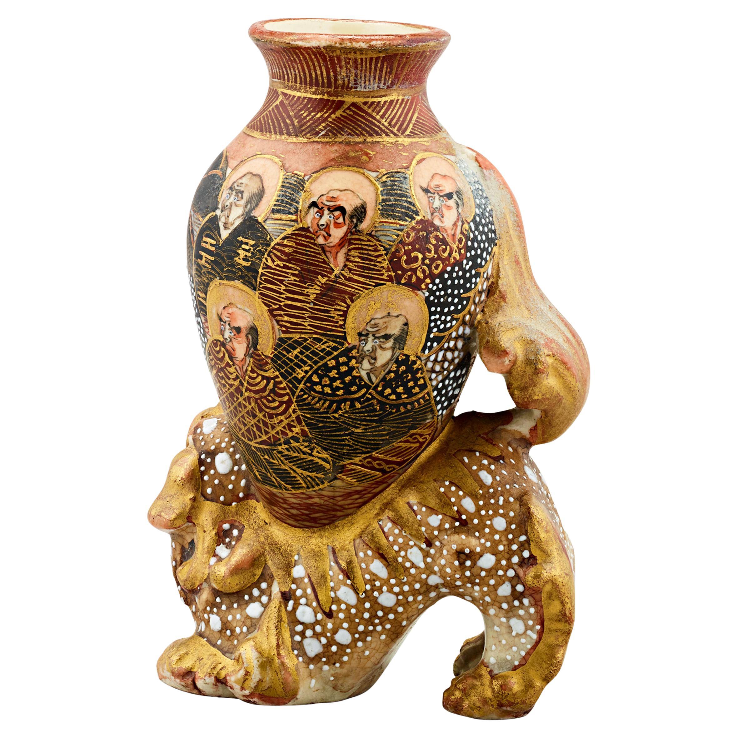 Vase décoratif portant un chien Foo en vente