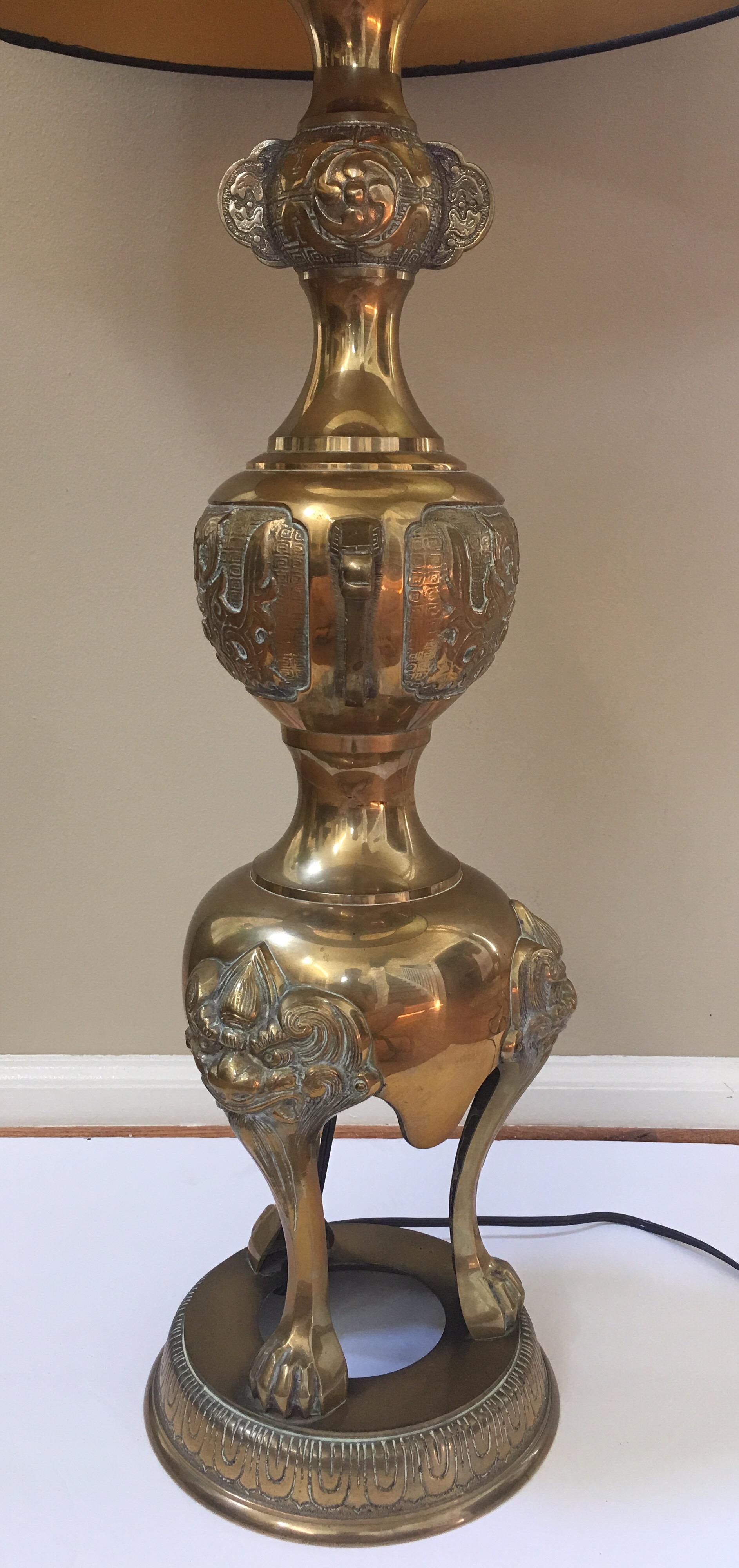 Foo Dog Hollywood Regency Chinoiserie Brass Lamp, James Mont Style In Good Condition For Sale In Lambertville, NJ