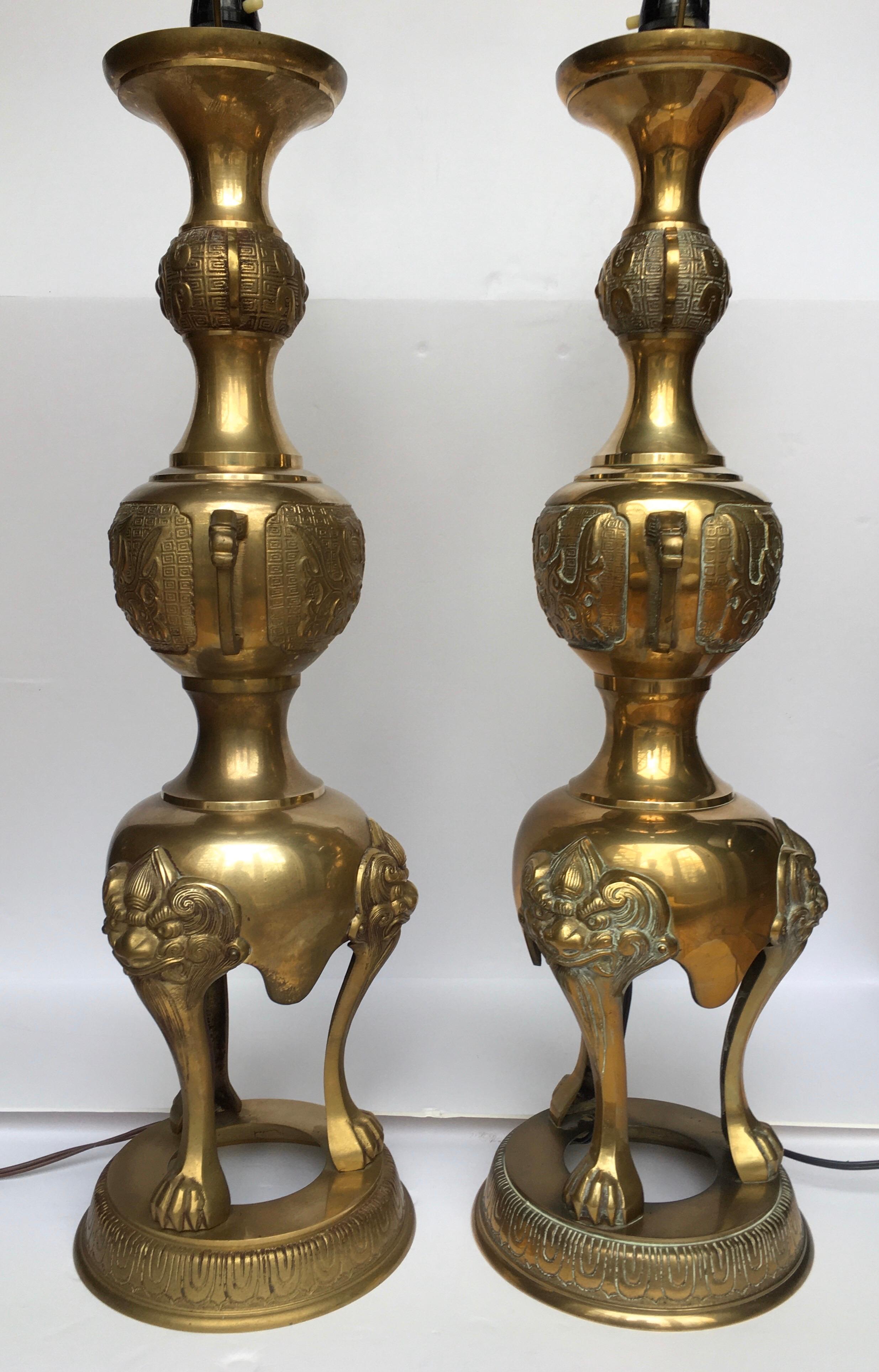 Foo Dog Hollywood Regency Chinoiserie Brass Lamps, James Mont Style, Pair In Good Condition In Lambertville, NJ