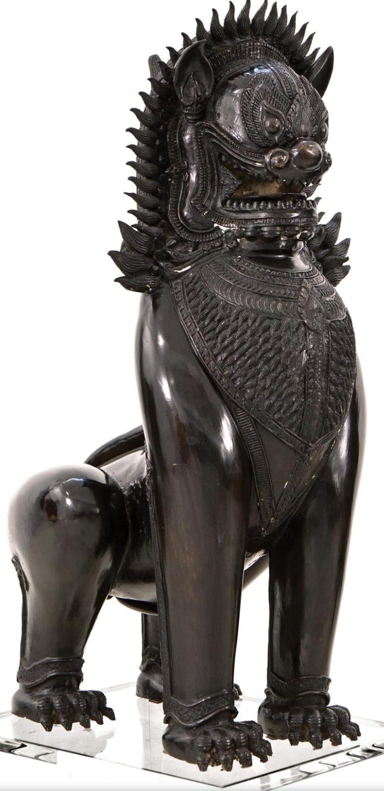 Foo lions
Pair of monumental blued bronze Khmer-style guardian sculptures, 
20th century. 
On methacrylate bases.

Lion measurements: 97 x 55 cm; Base measurements: 50 x 42 x 52 cm

Very good condition.