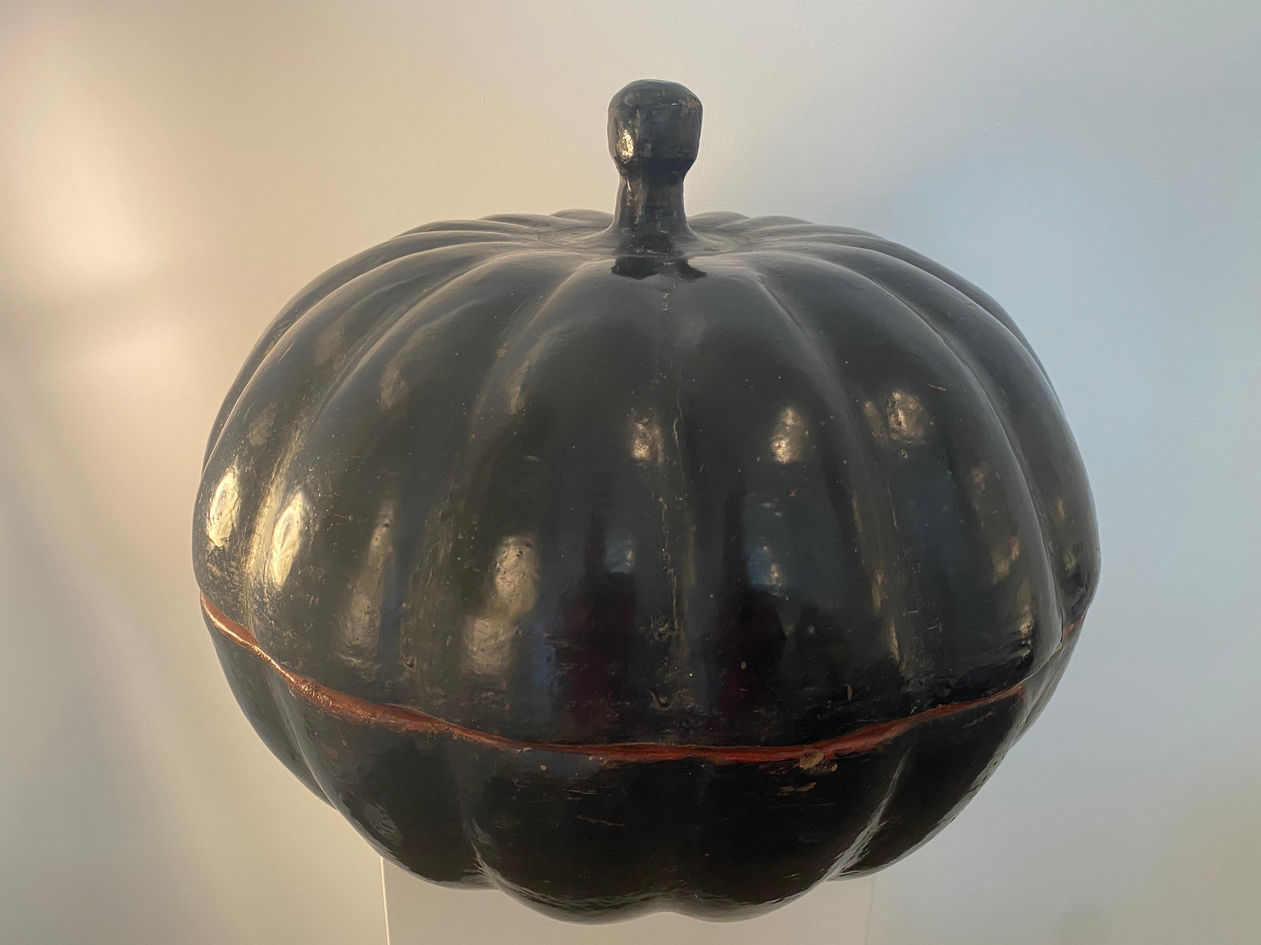 Large Pumpkin, a Burmese food box inBlack Lacquer,
great good old patina, warm finish and shine of the Lacquer,
very elegant and decorative object