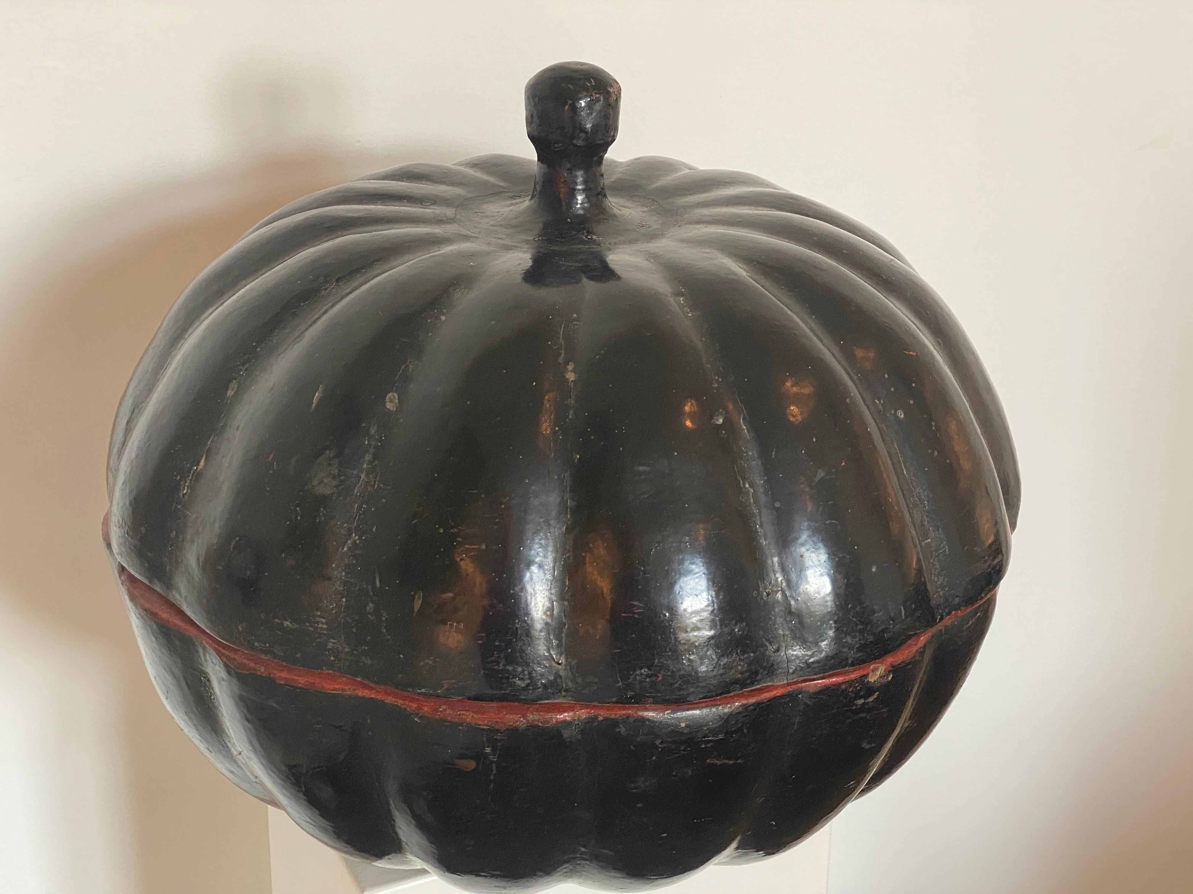 Antique Burmese Pumpkin Food Box in a Black Lacquer In Good Condition In Schellebelle, BE