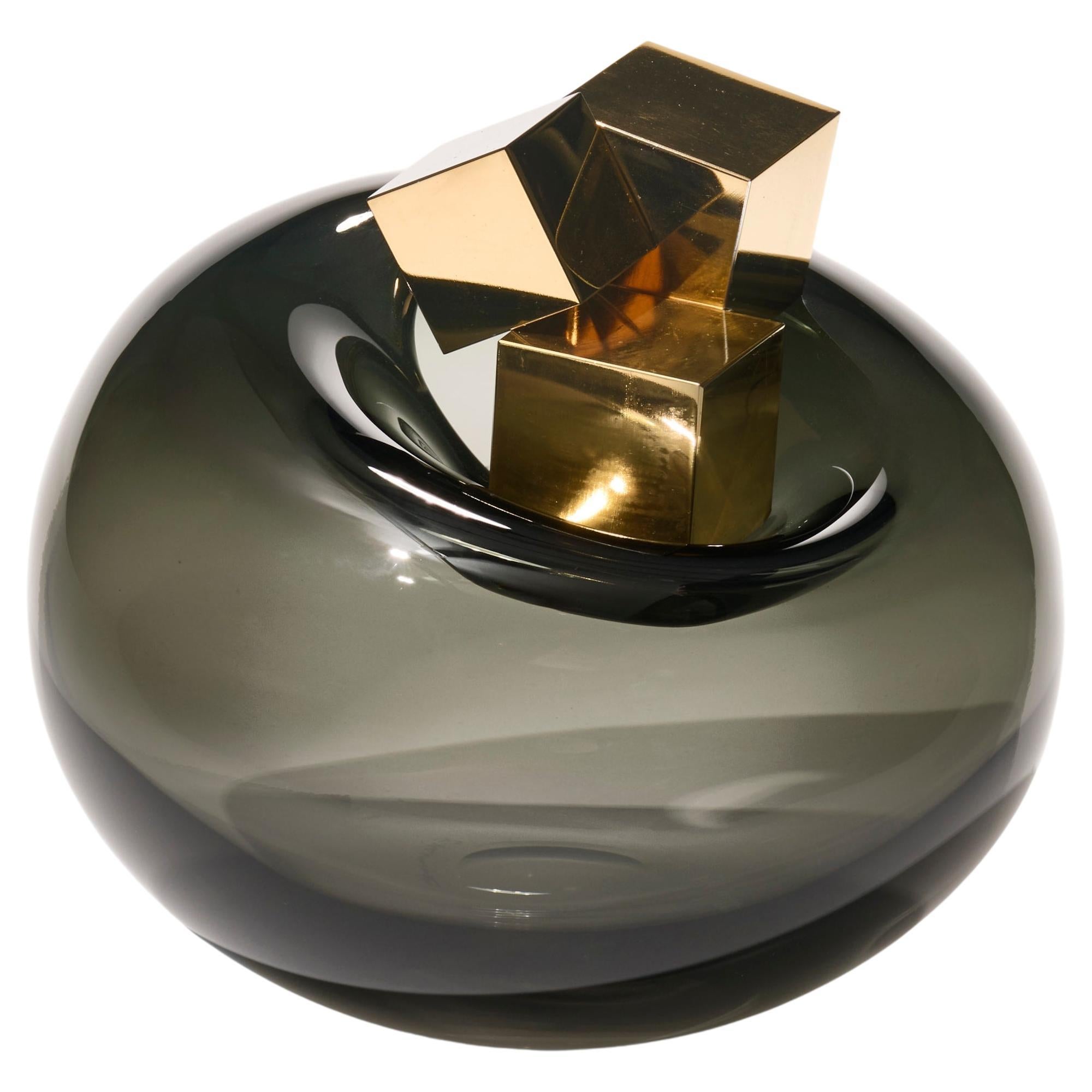 Fools Gold I, un vaso scultura in vetro soffiato a mano nero e oro di Hanne Enemark in vendita