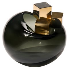 Fools Gold III, vaso scultura in vetro soffiato a mano nero e oro di Hanne Enemark