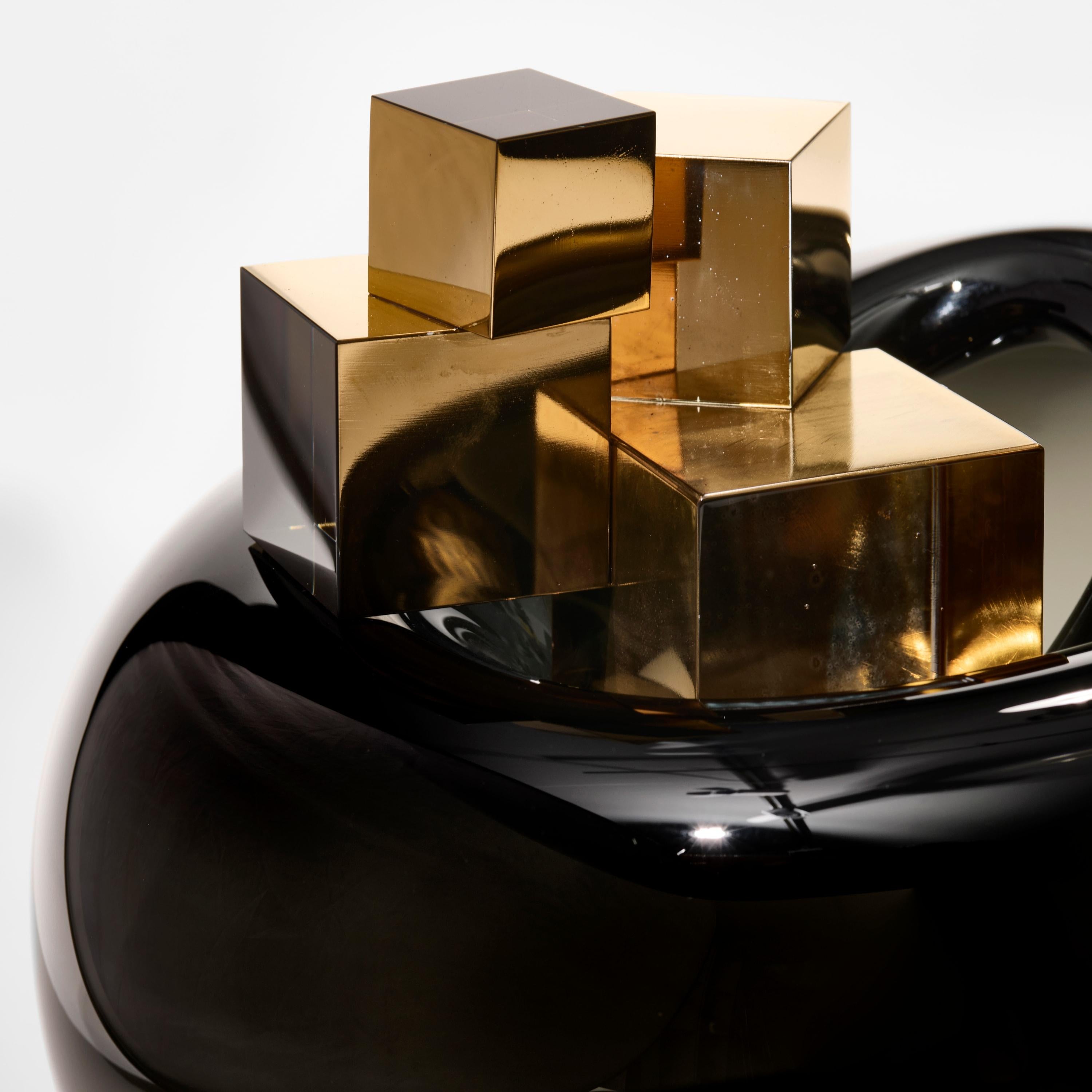 Organique Fools Gold IV, récipient sculptural en verre soufflé noir et or par Hanne Enemark en vente